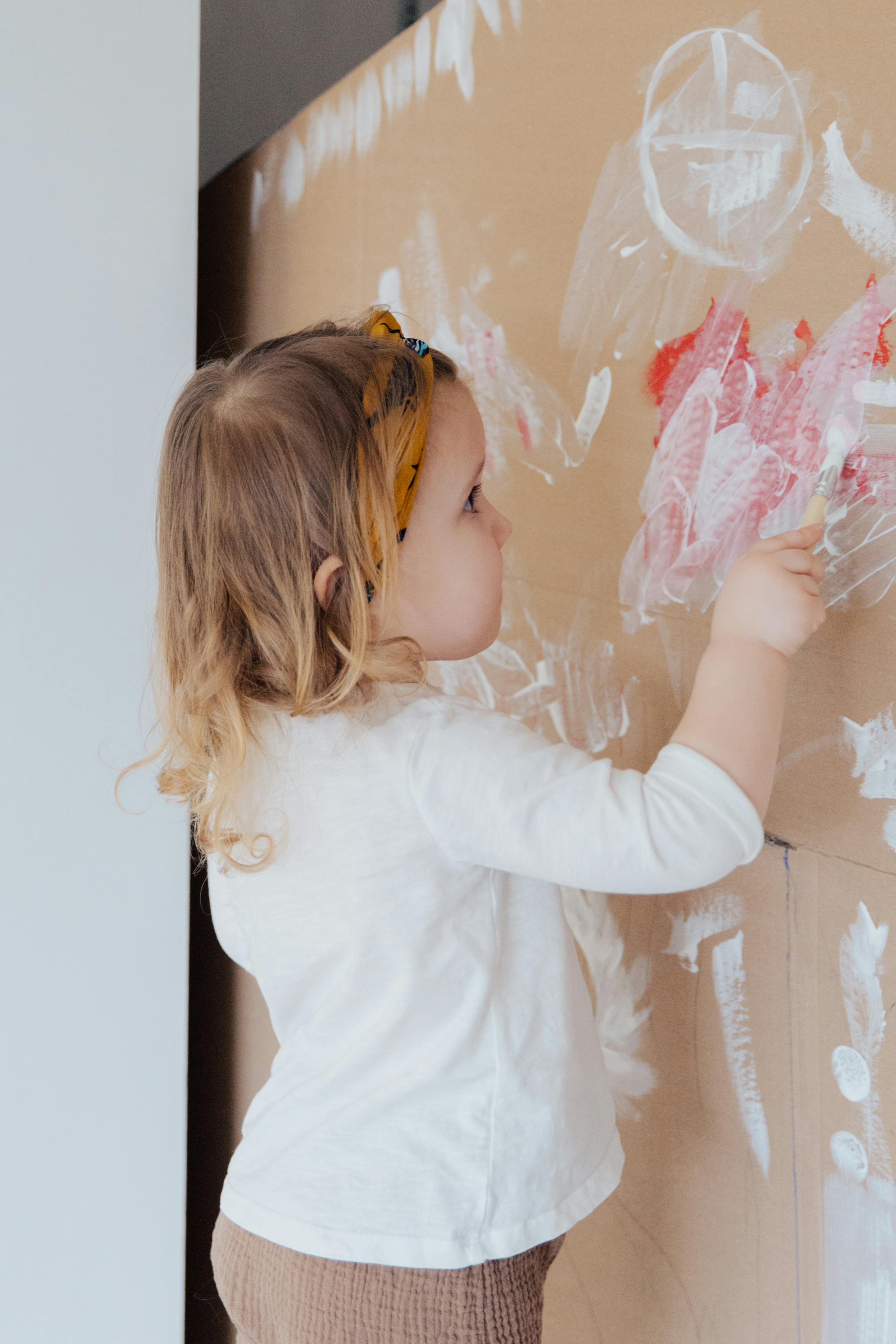 A little girl painting | Source: Pexels