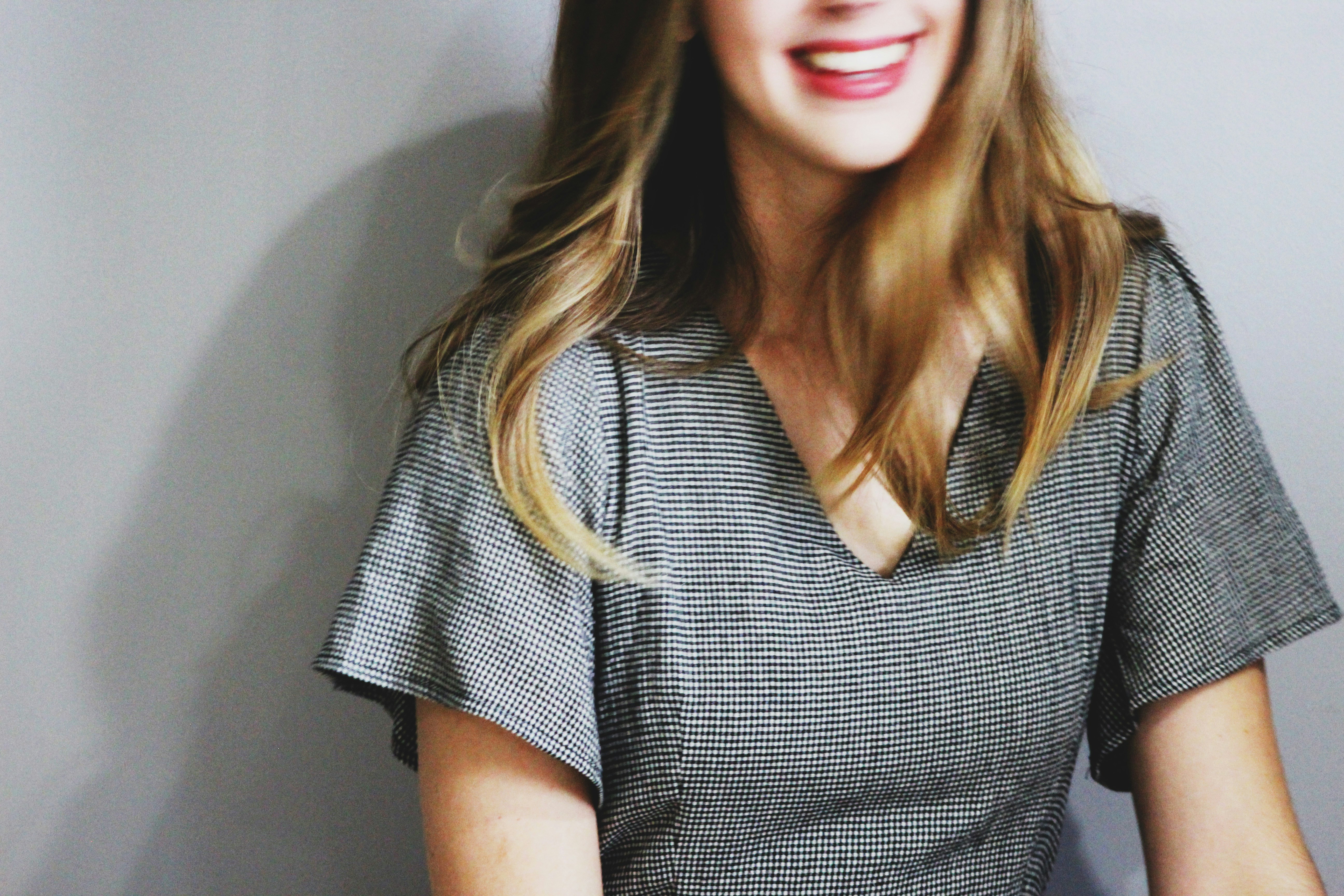 A close up of a laughing woman | Source: Unsplash