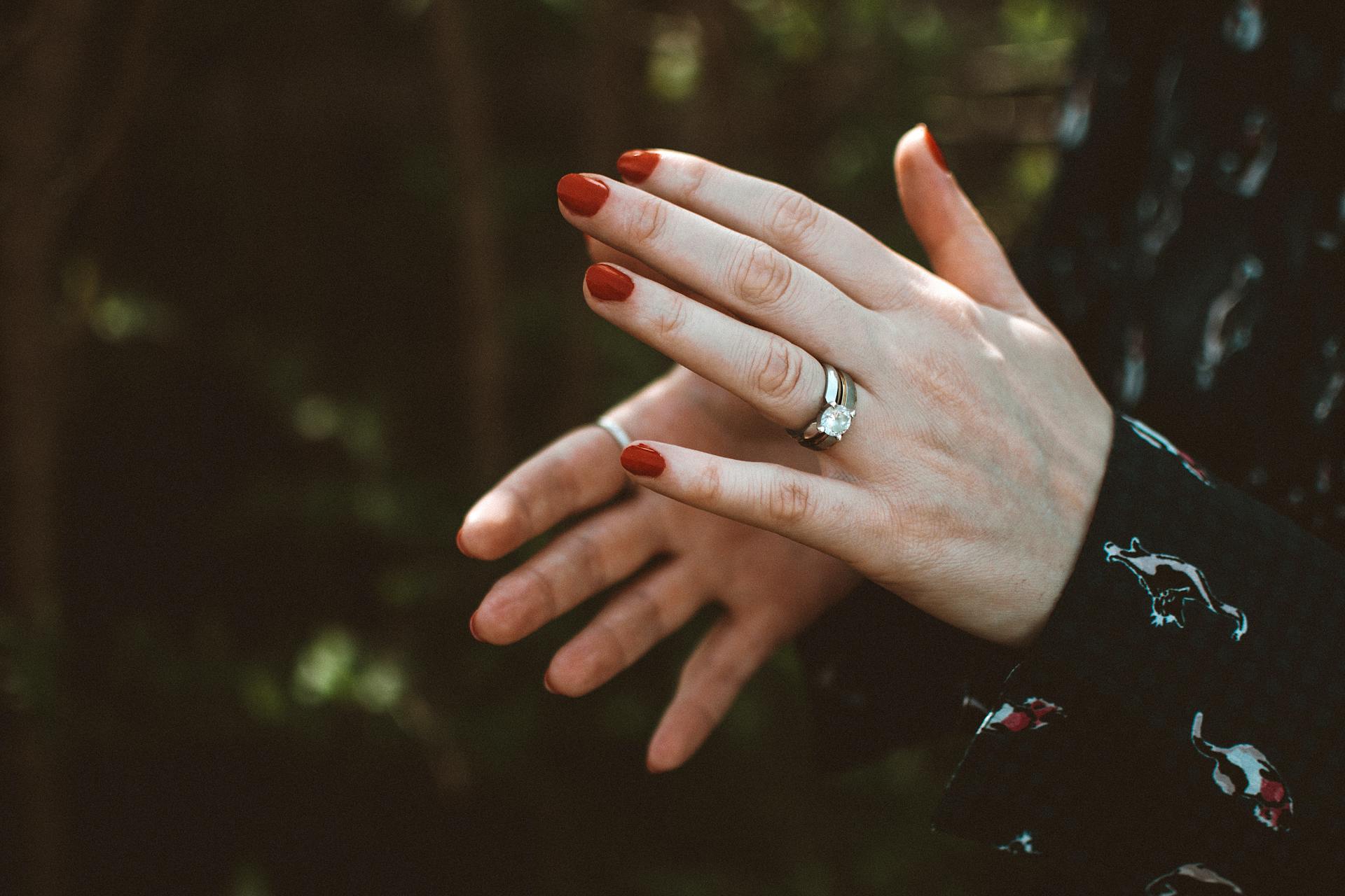 A woman clapping her hands | Source: Pexels