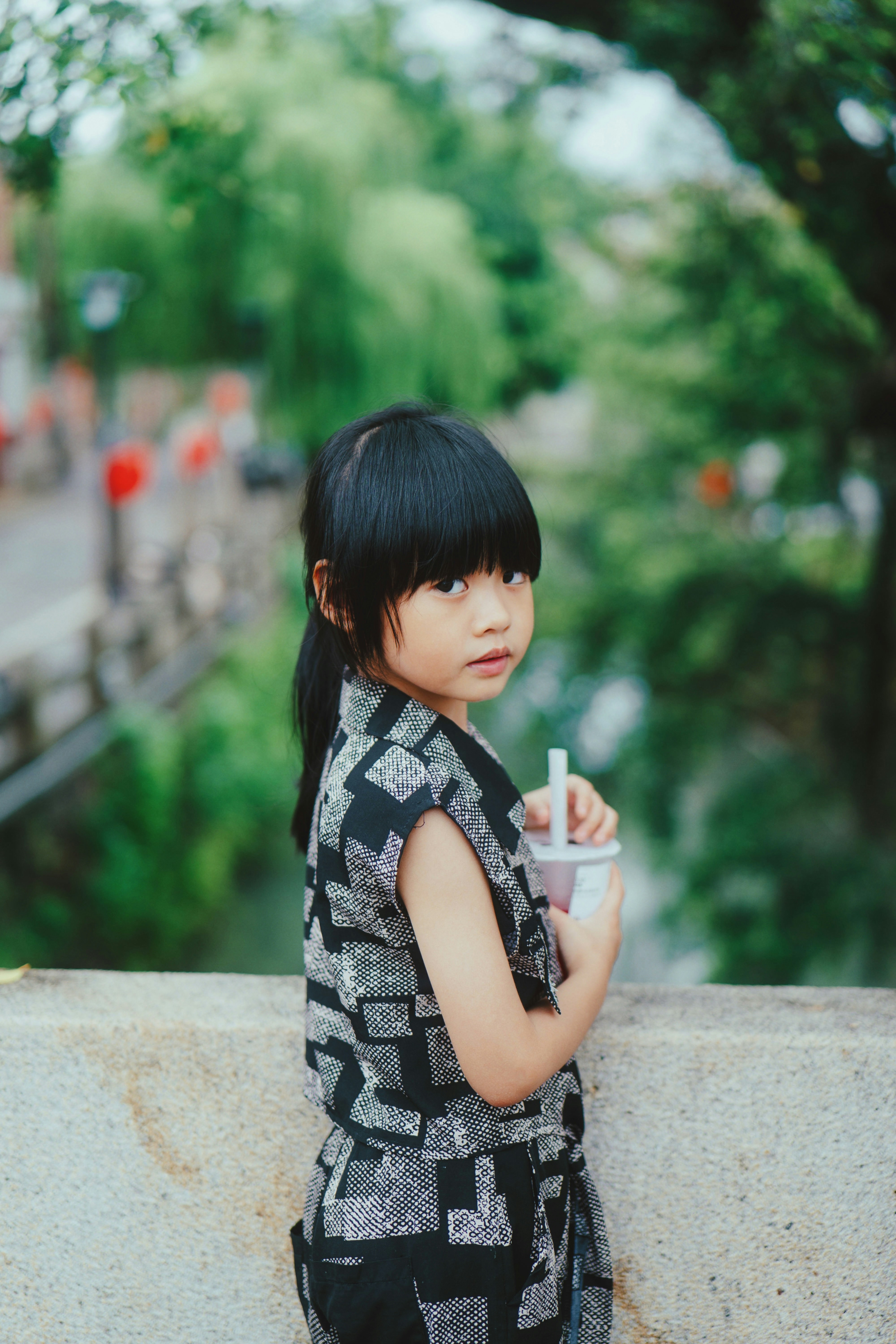 A little girl holding a cup | Source: Unsplash