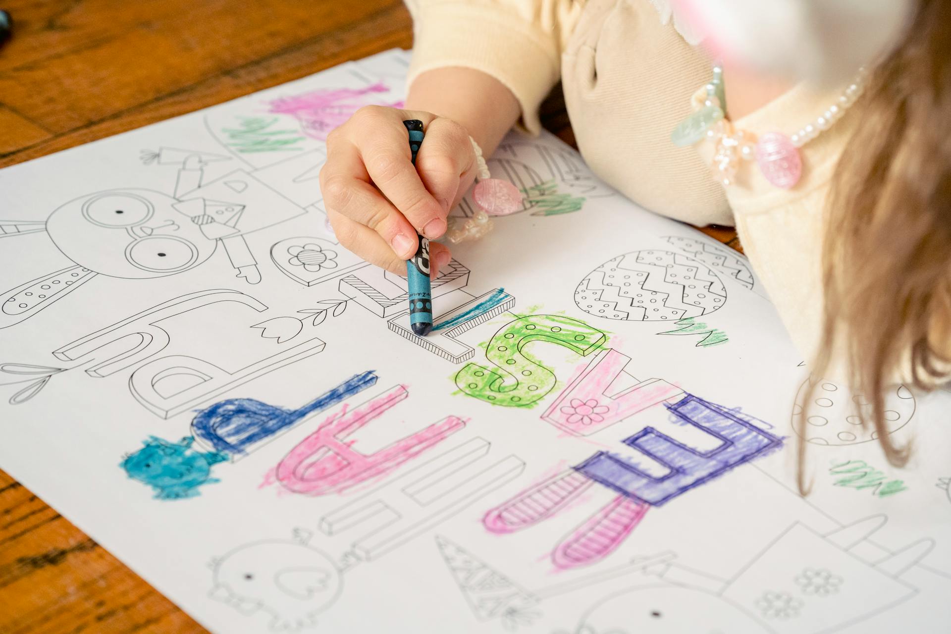 A close-up shot of a little girl coloring on a paper | Source: Pexels