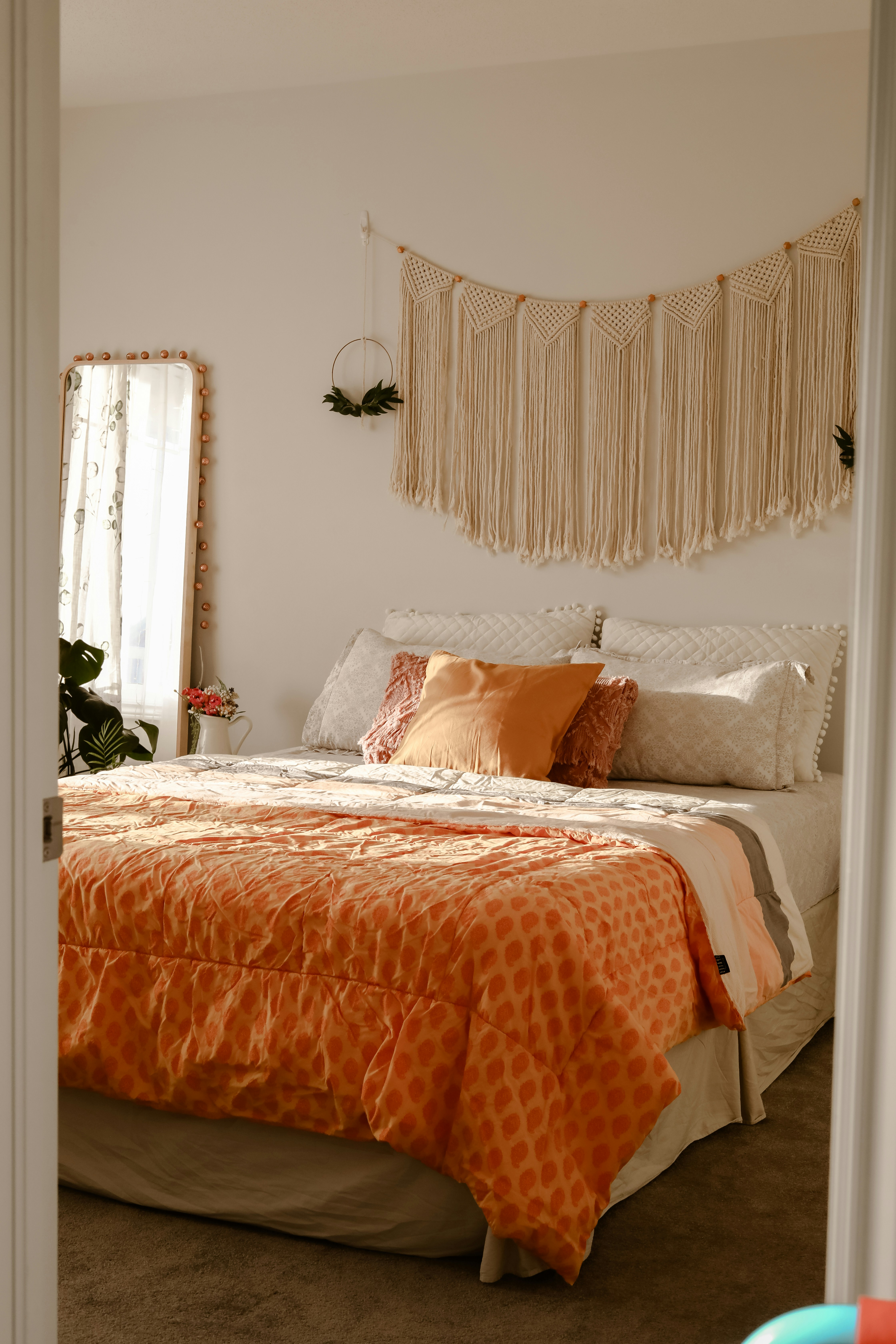 The interior of a teenage girl's bedroom | Source: Unsplash