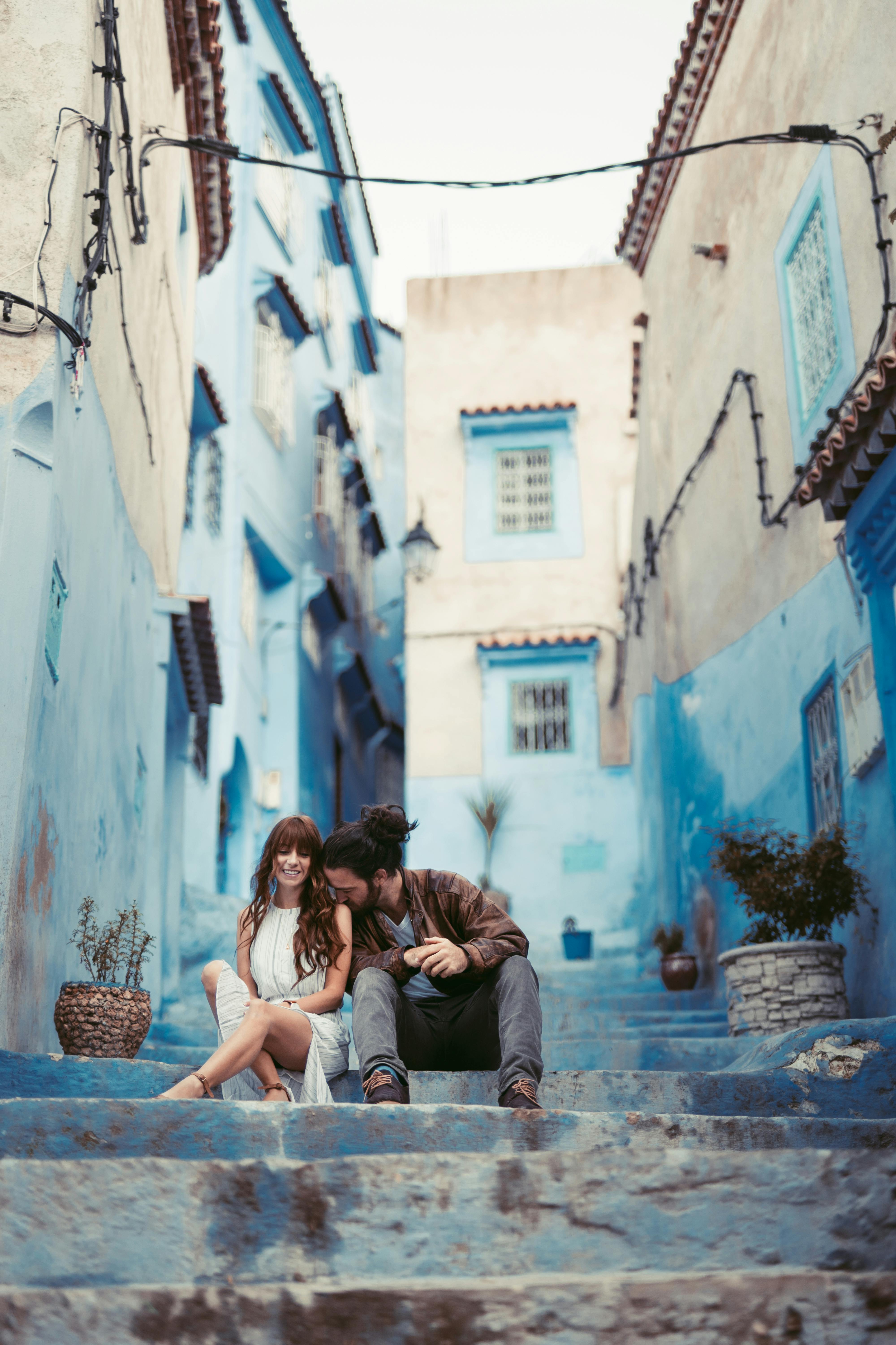 A man planting a kiss on a woman's shoulder | Source: Pexels