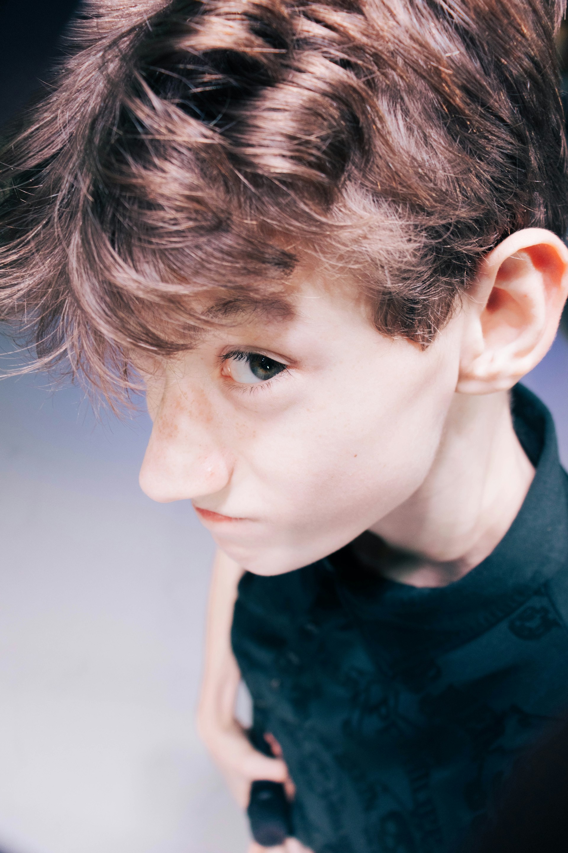 A boy glancing at someone | Source: Unsplash