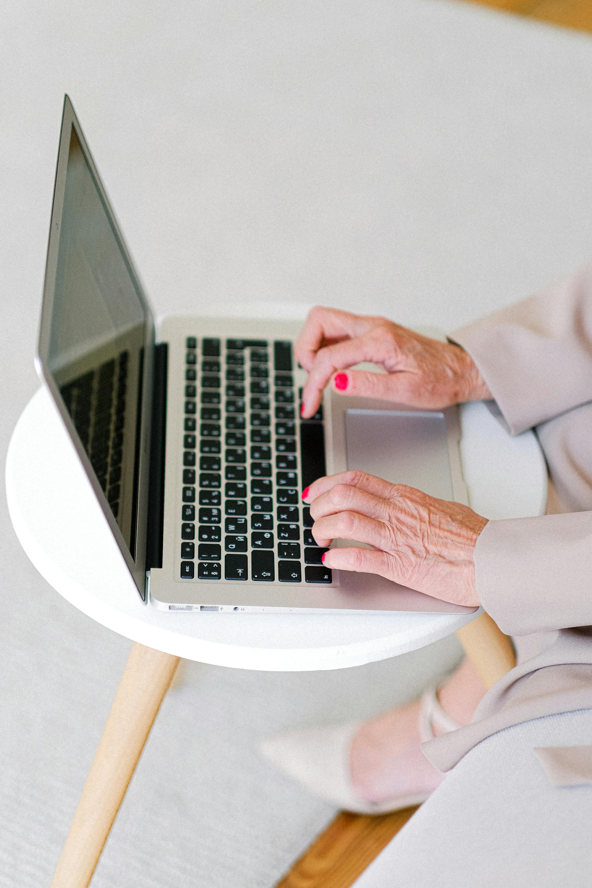 A woman using her laptop | Source: Pexels
