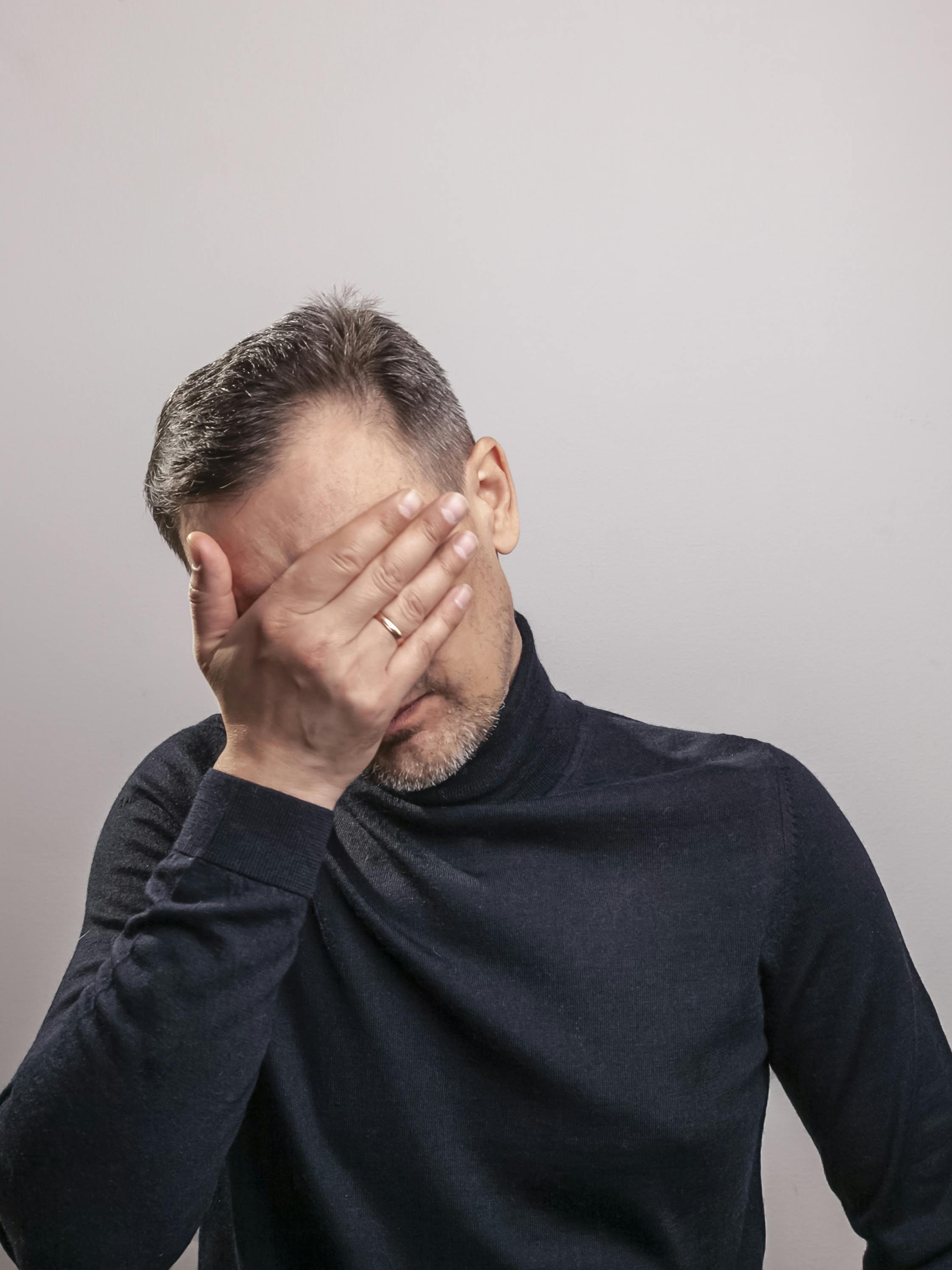 A man crying | Source: Pexels