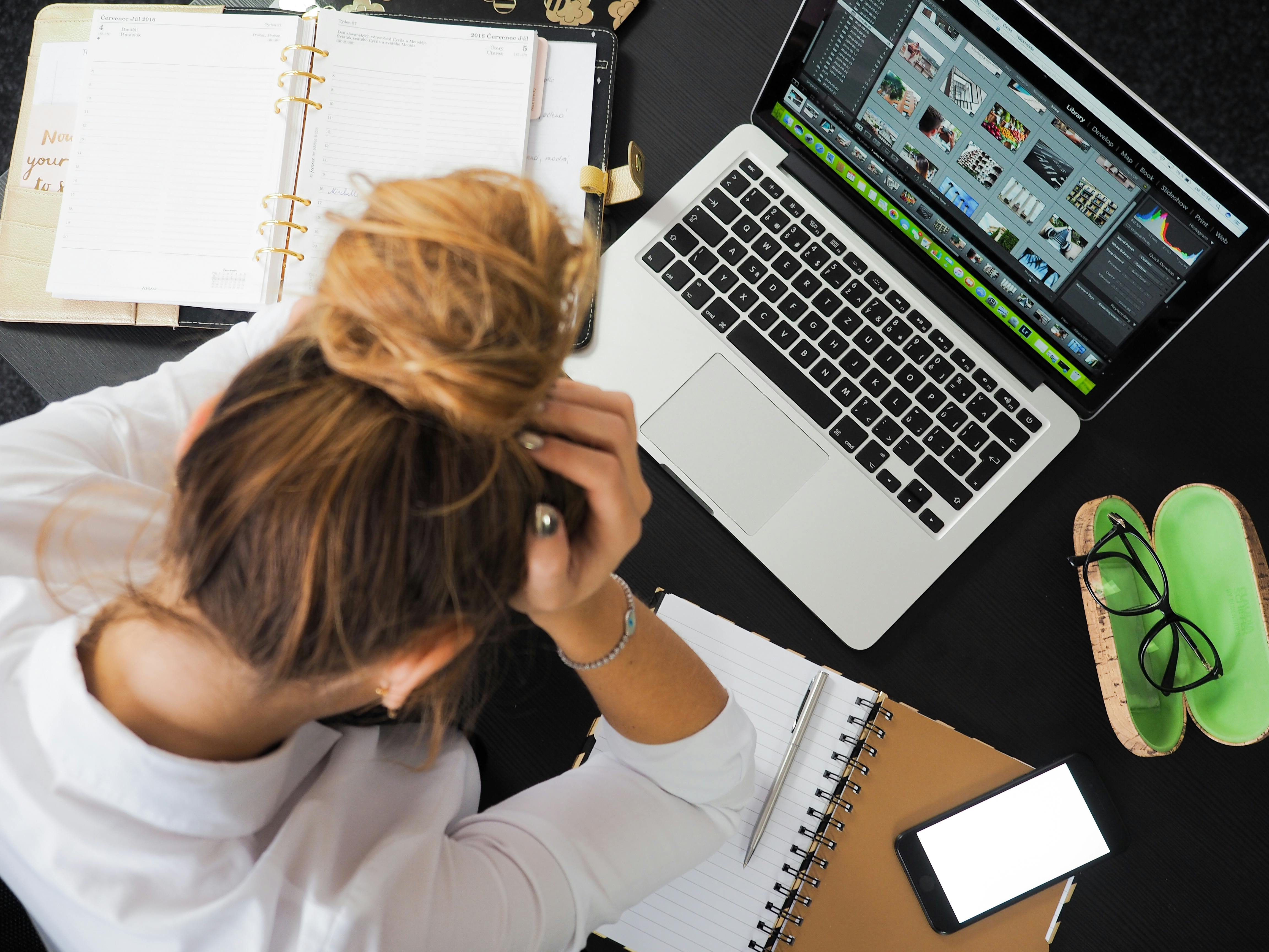 A stressed woman using a laptop | Source: Pexels