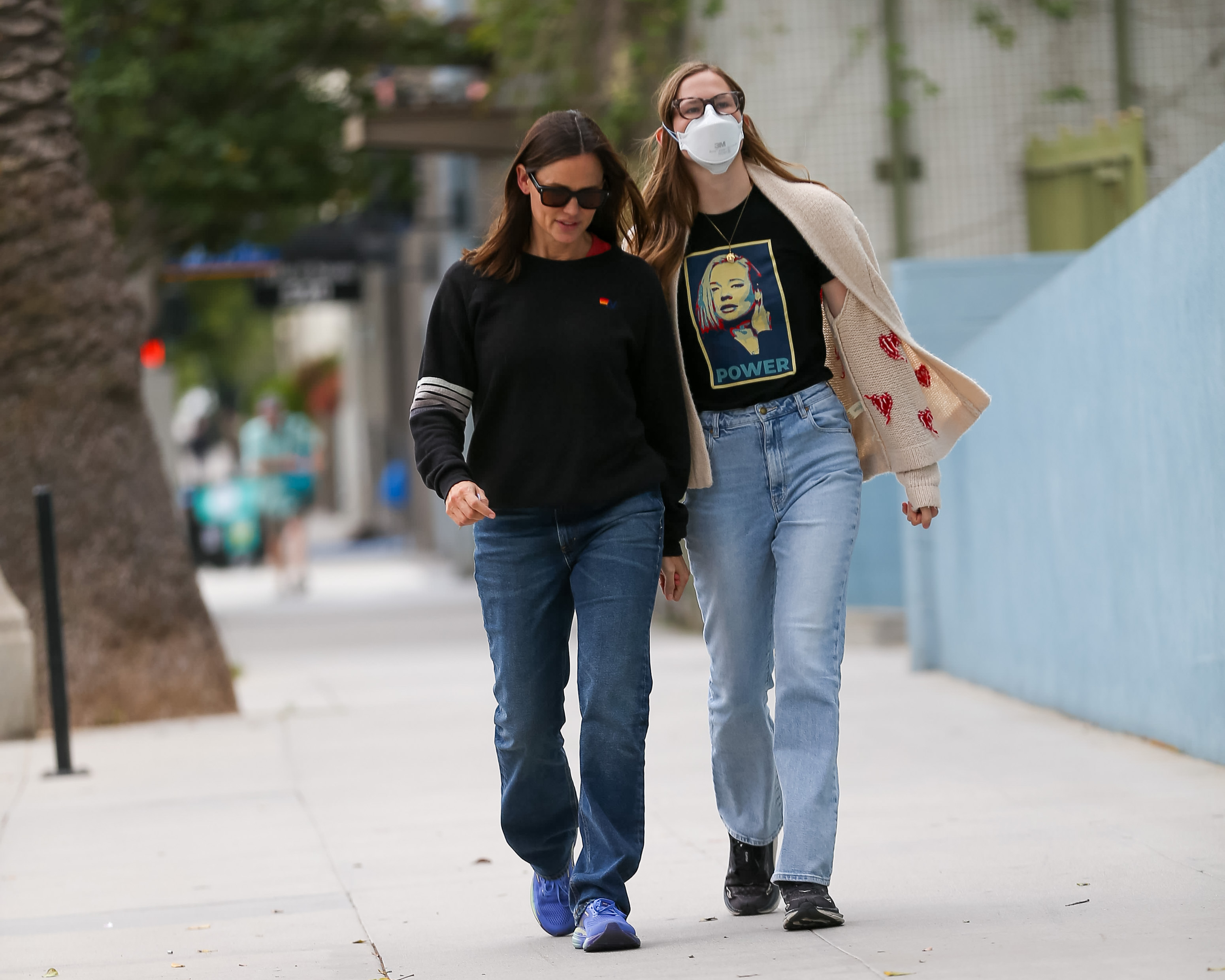 Jennifer Garner and daughter Violet Affleck are seen on May 11, 2024, in Los Angeles, California. | Source: Getty Images