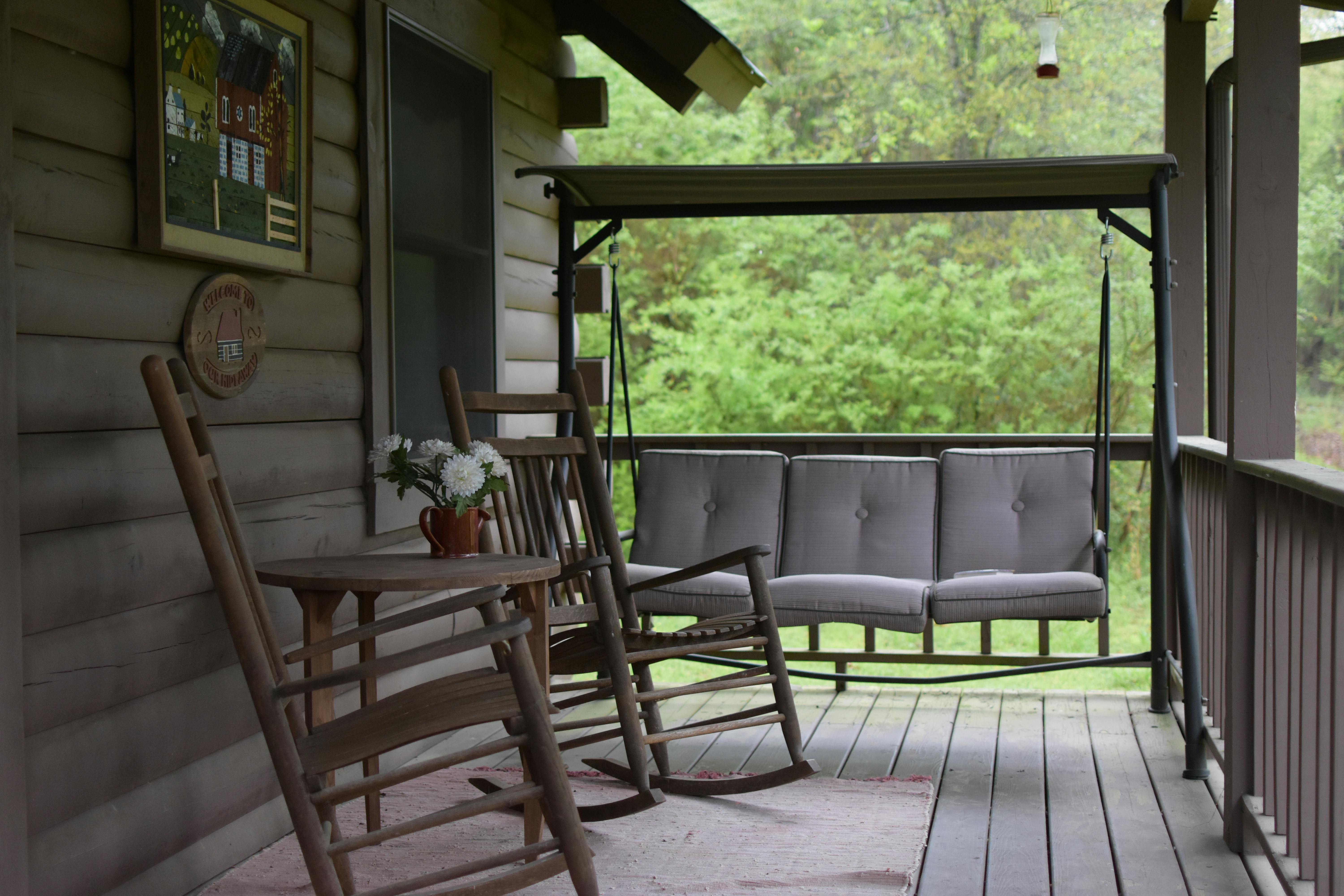 A porch swing | Source: Pexels