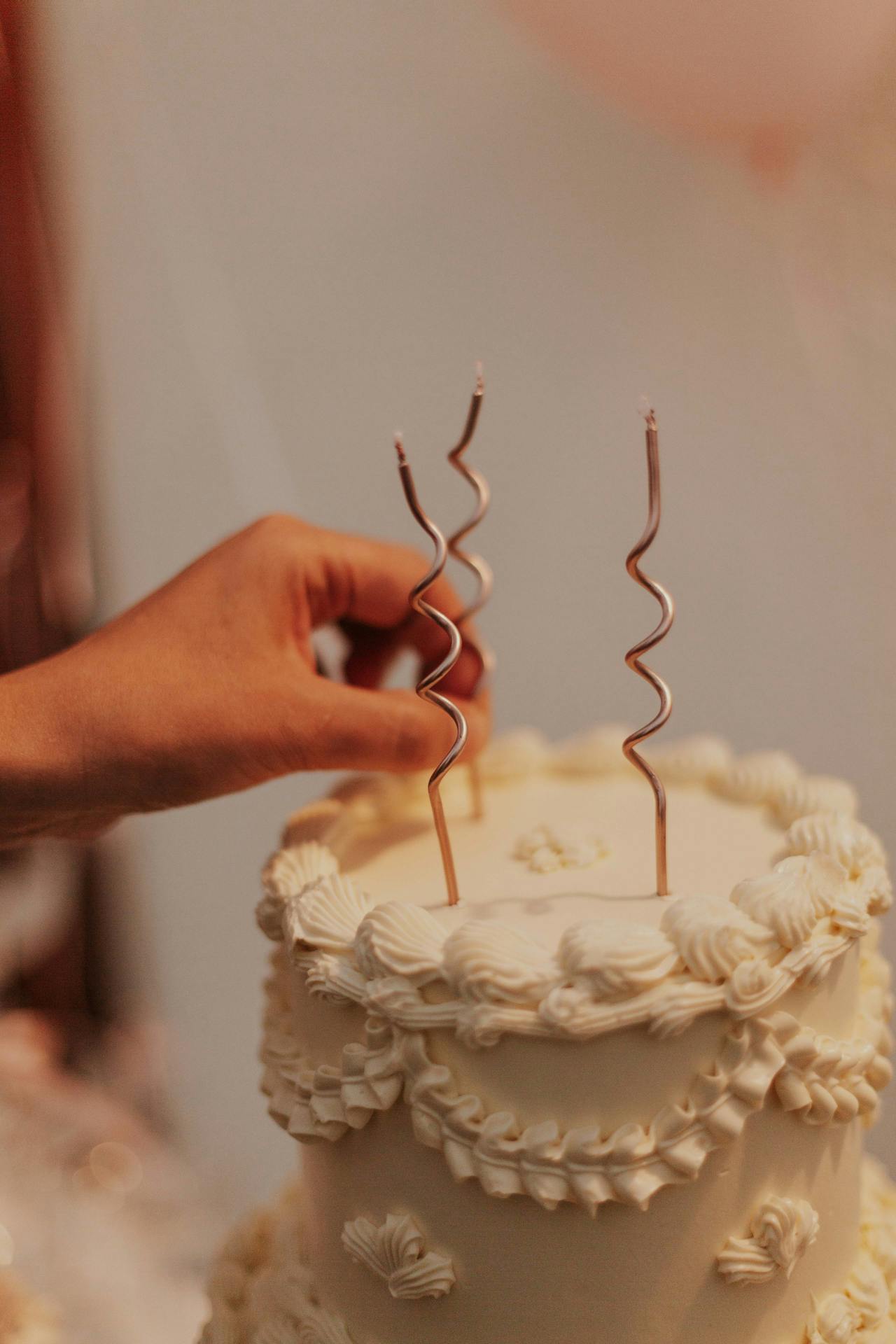 A person decorating a cake | Source: Pexels