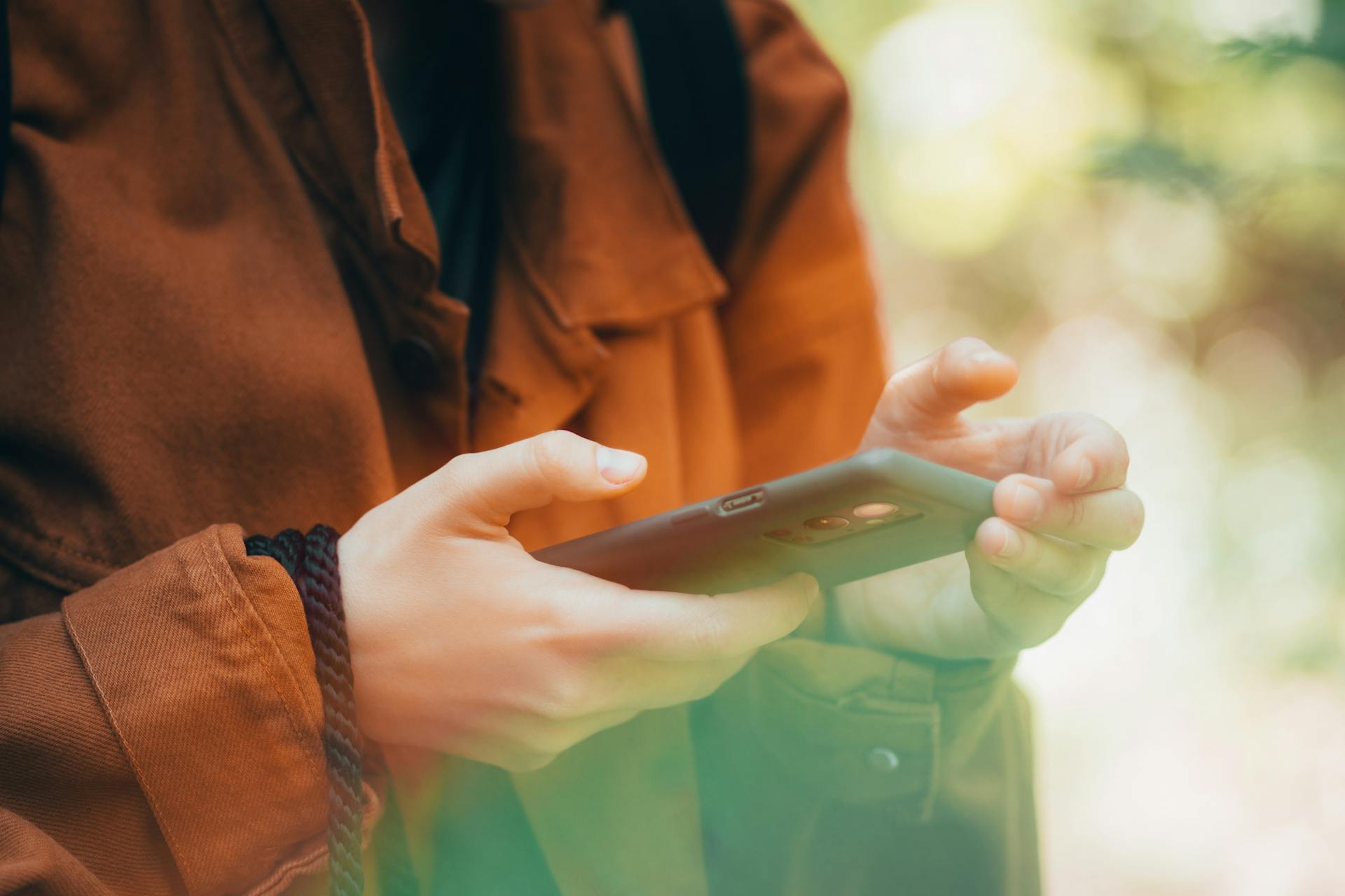 A person holding a phone | Source: Pexels