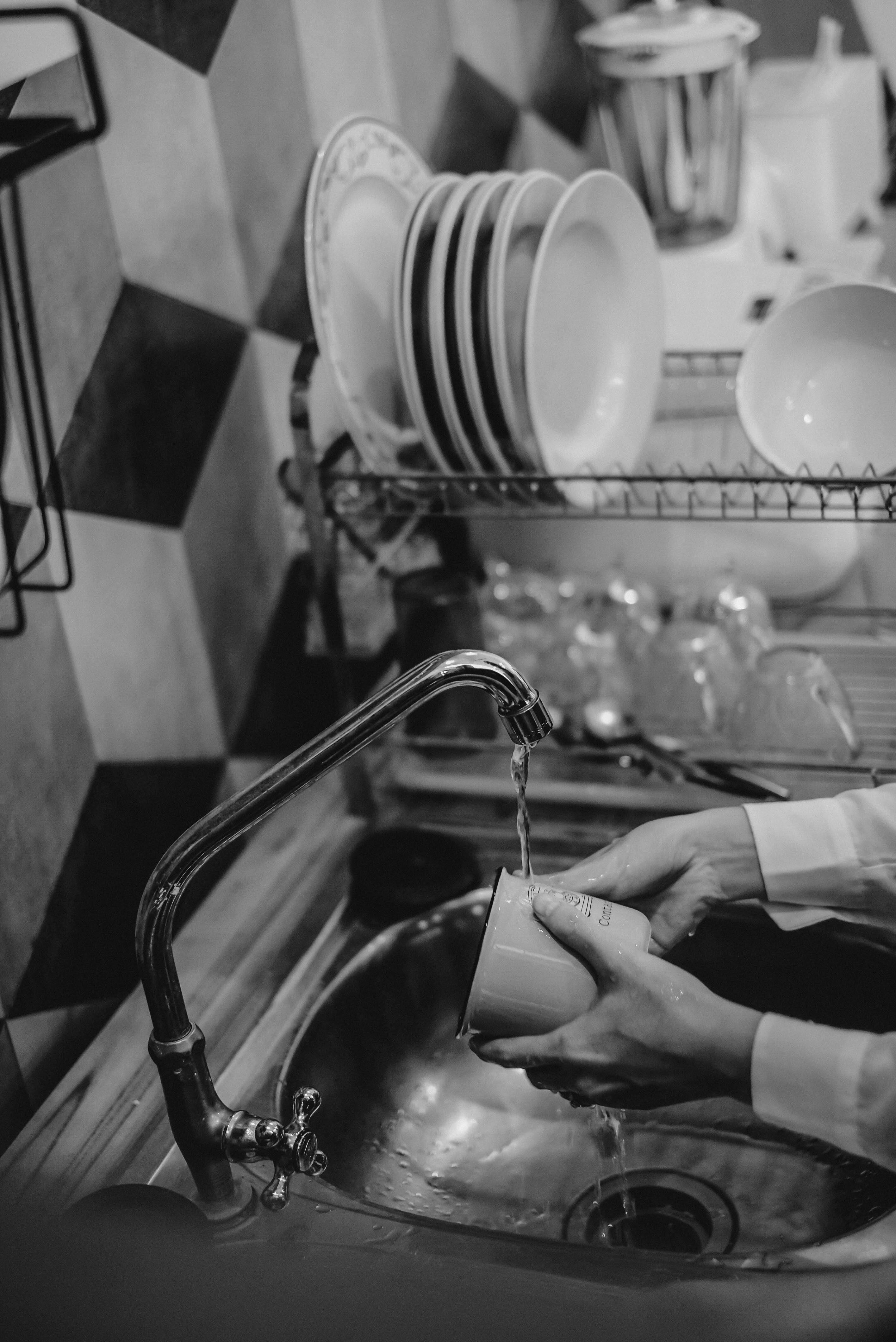 A person washing a mug | Source: Pexels