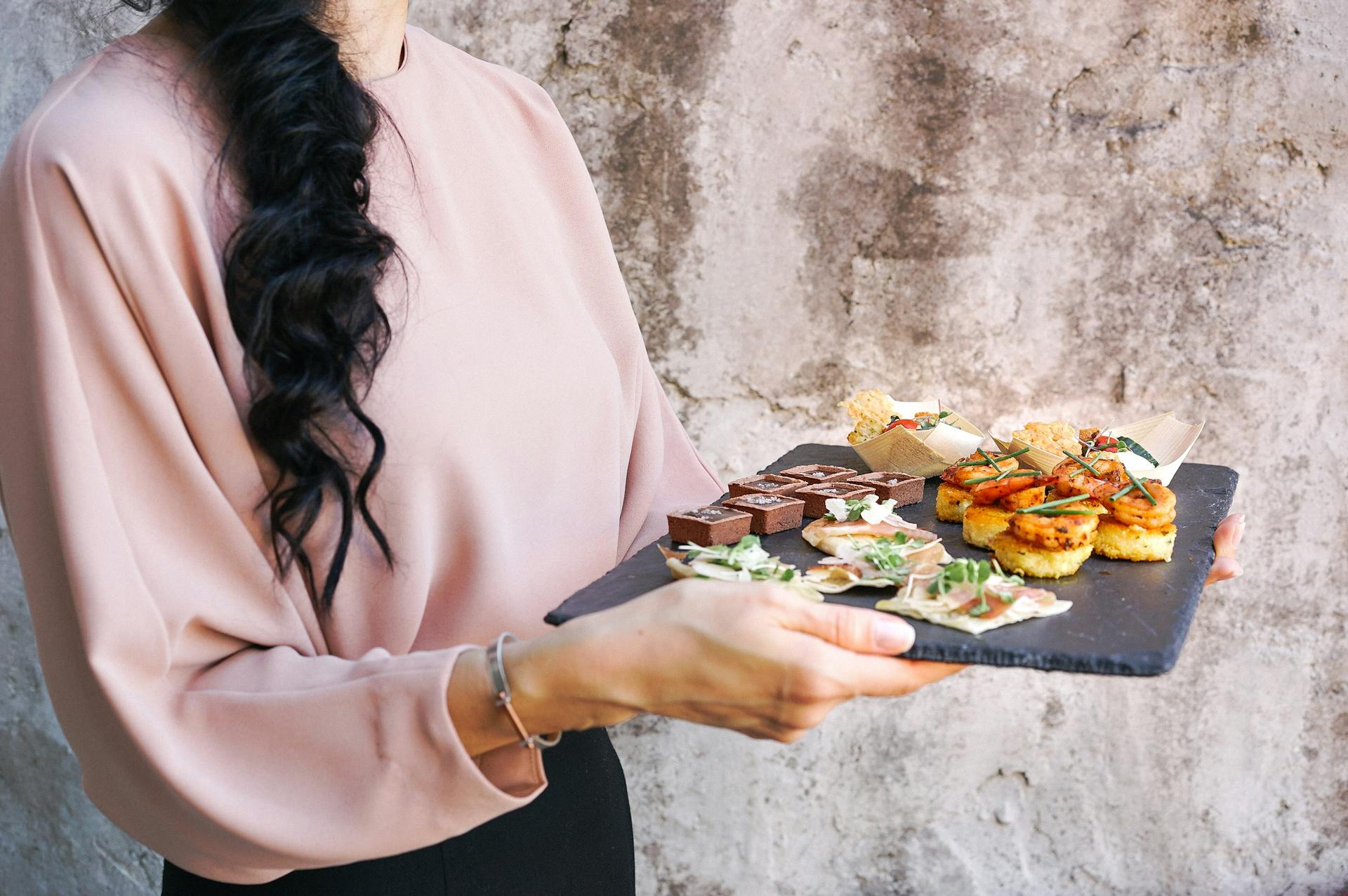 A woman holding food | Source: Pexels