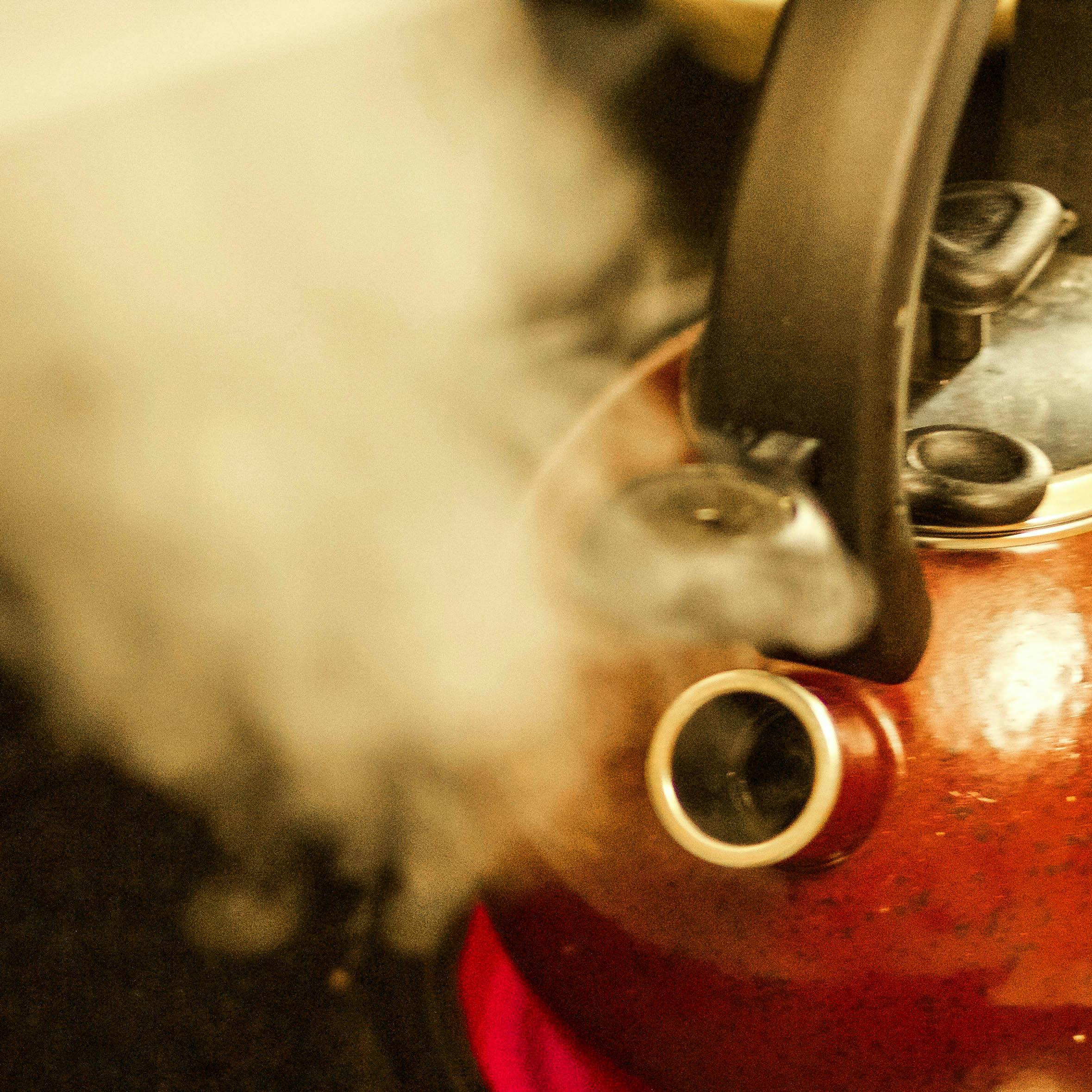 Steam pouring out of a kettle | Source: Pexels