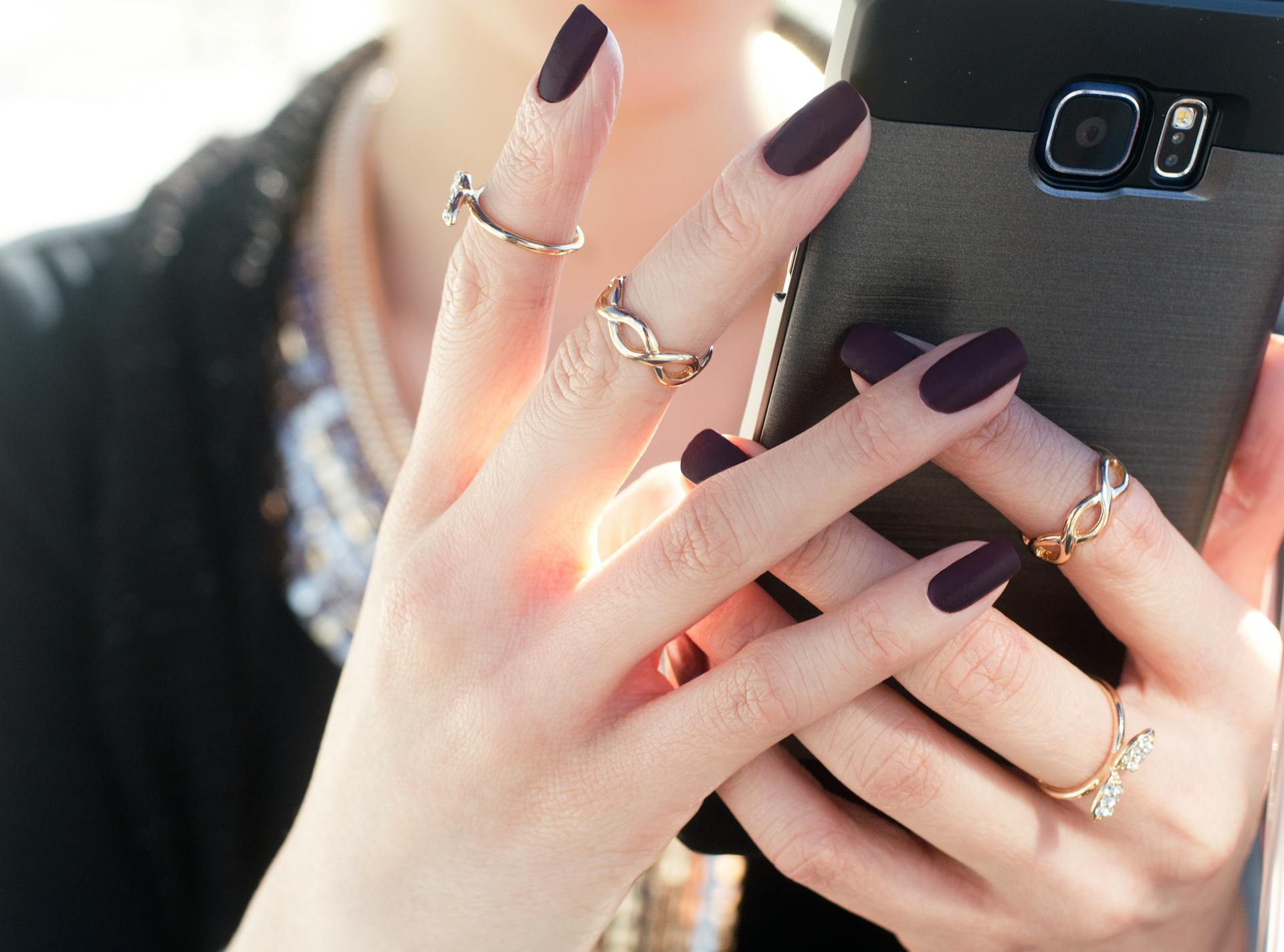 A woman texting | Source: Pexels