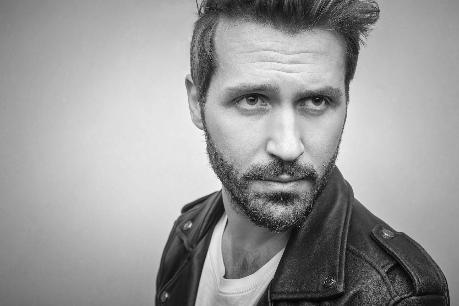 A man glancing at someone | Source: Pexels