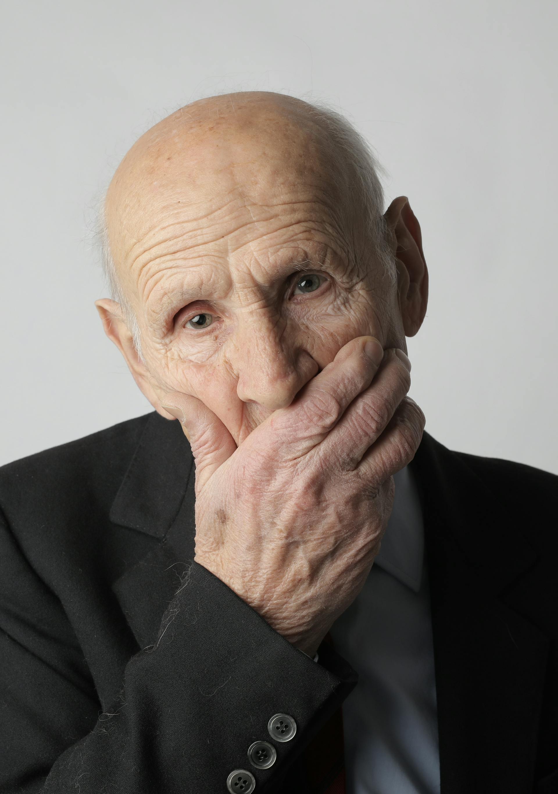 A man covering his mouth with one hand | Source: Pexels
