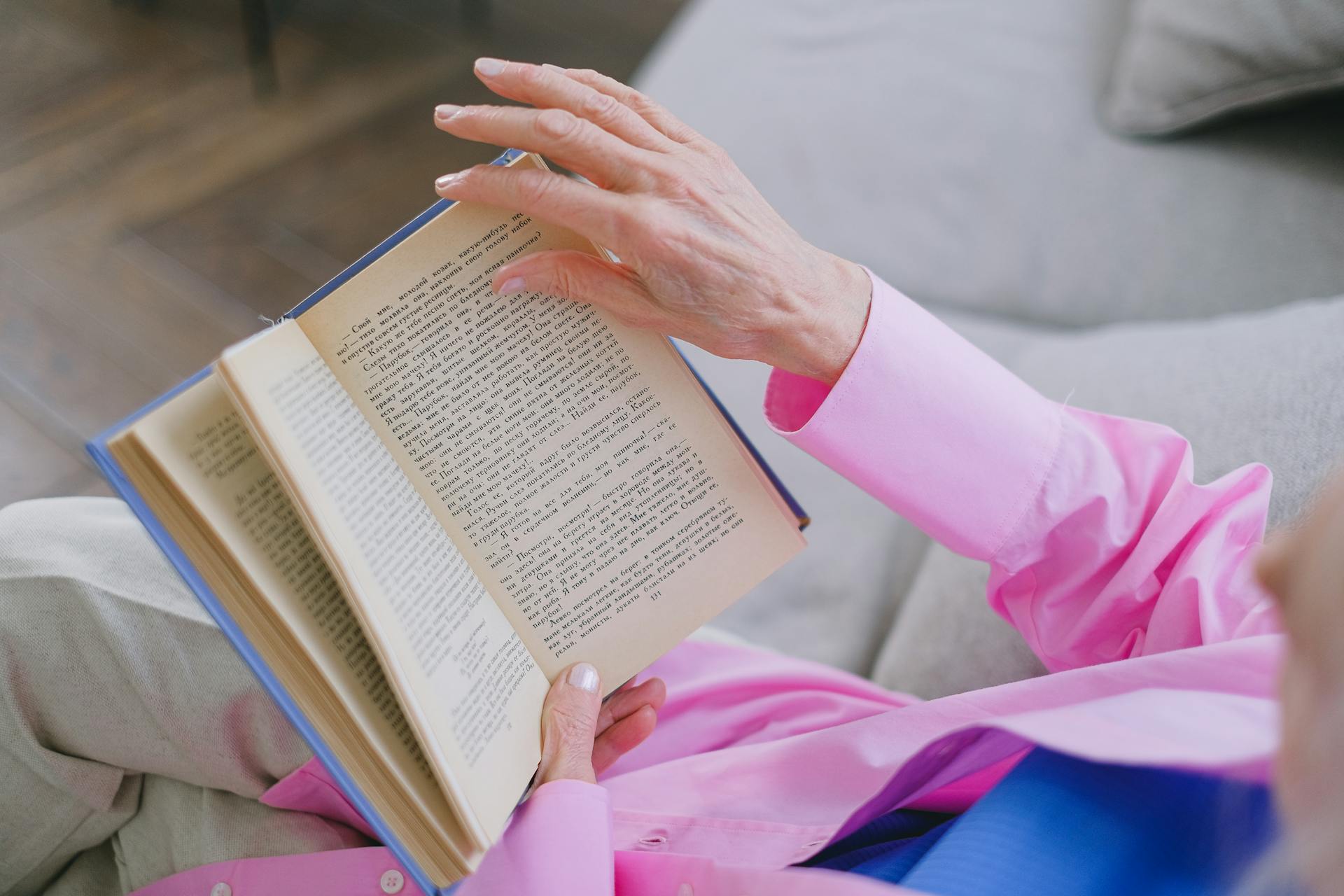 Close-up shot of a senior woman reading a book | Source: Pexels