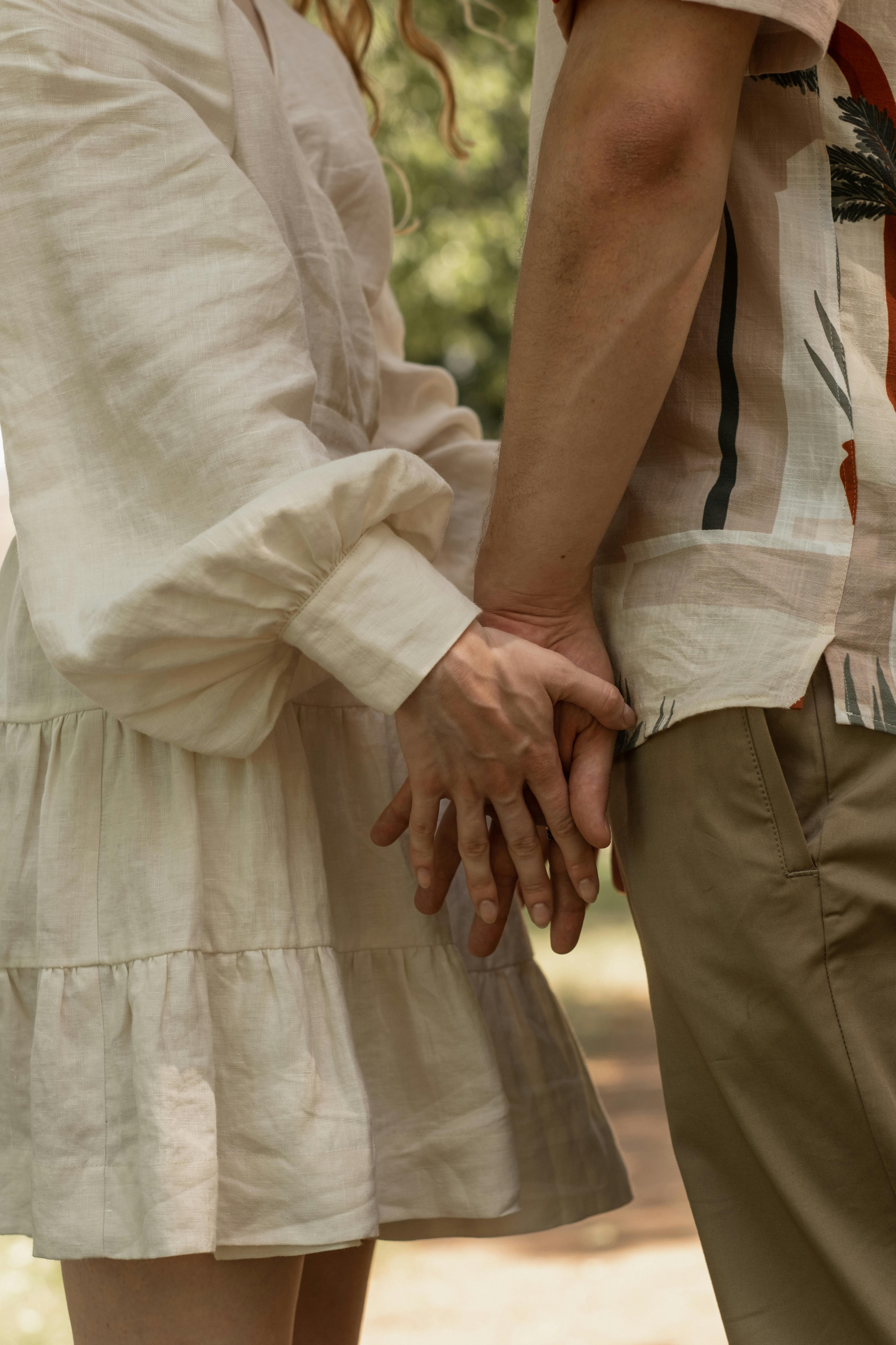 A couple holding hands | Source: Pexels