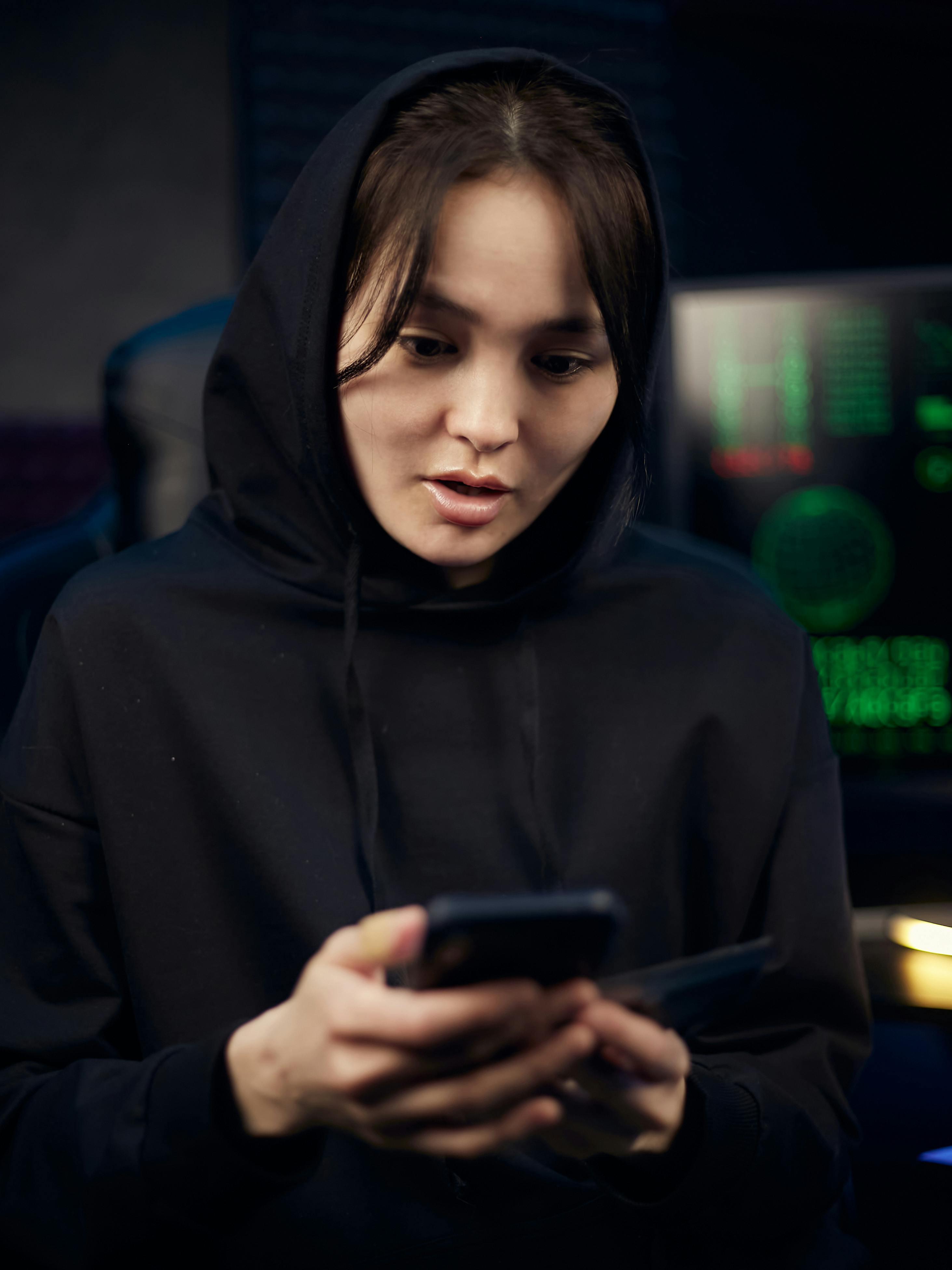 A woman ends a call | Source: Pexels
