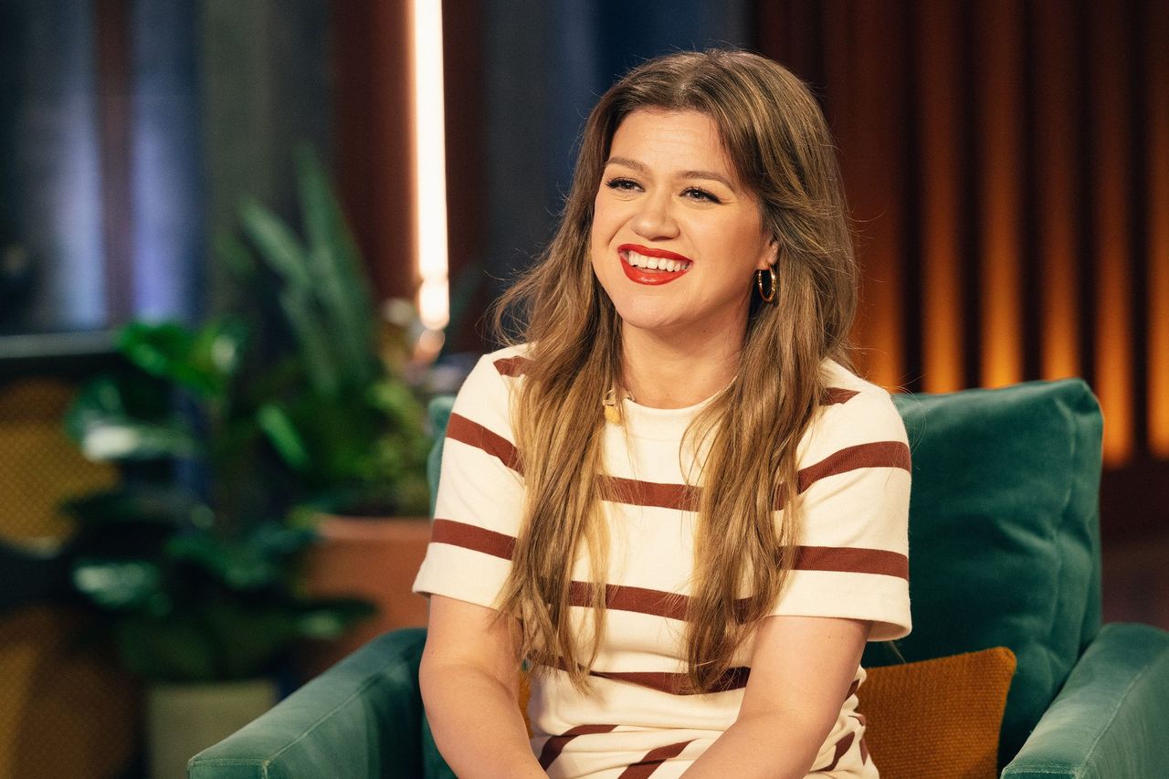 Kelly Clarkson on the set of her show on October 2, 2024 | Source: Getty Images