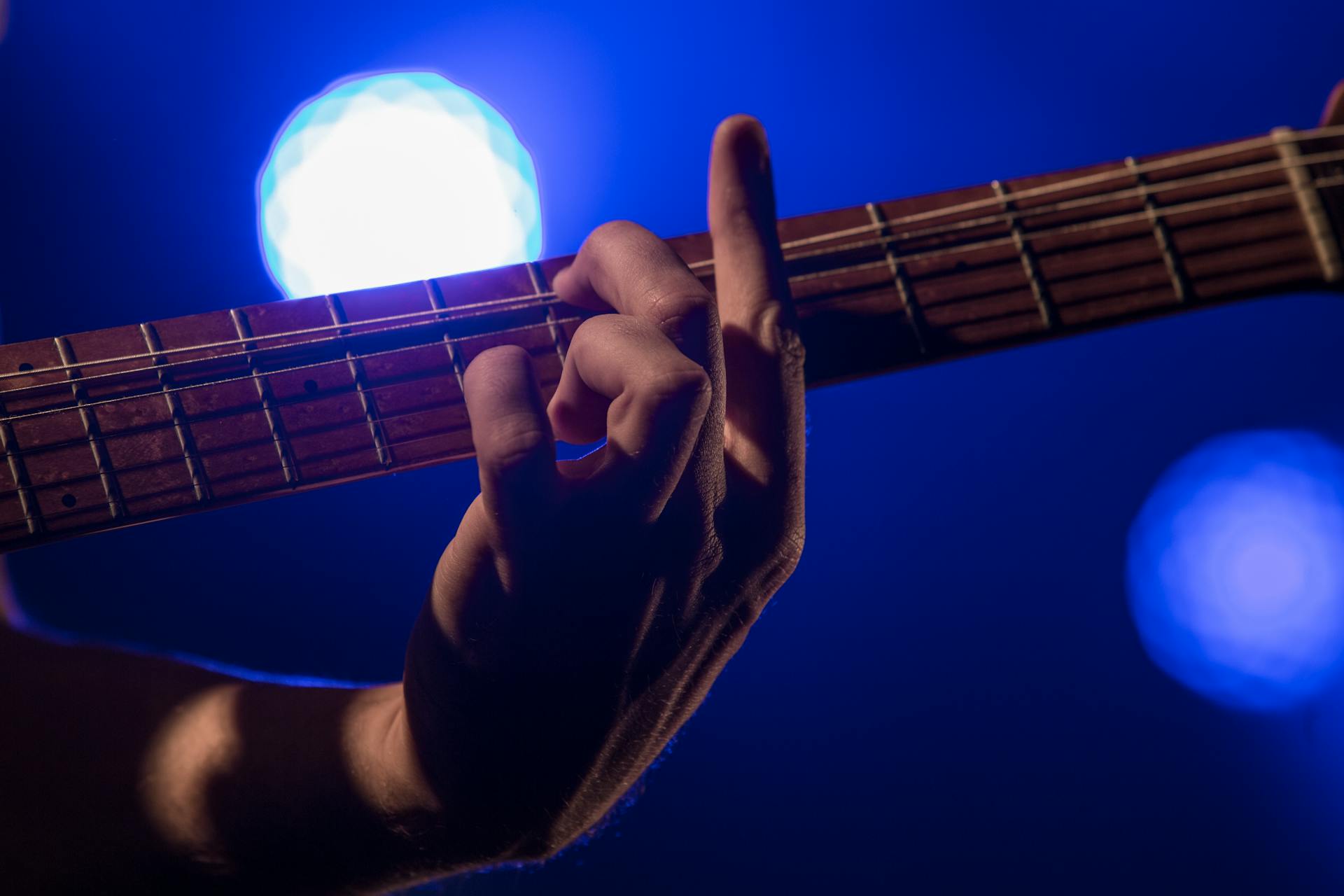A person playing a guitar | Source: Pexels
