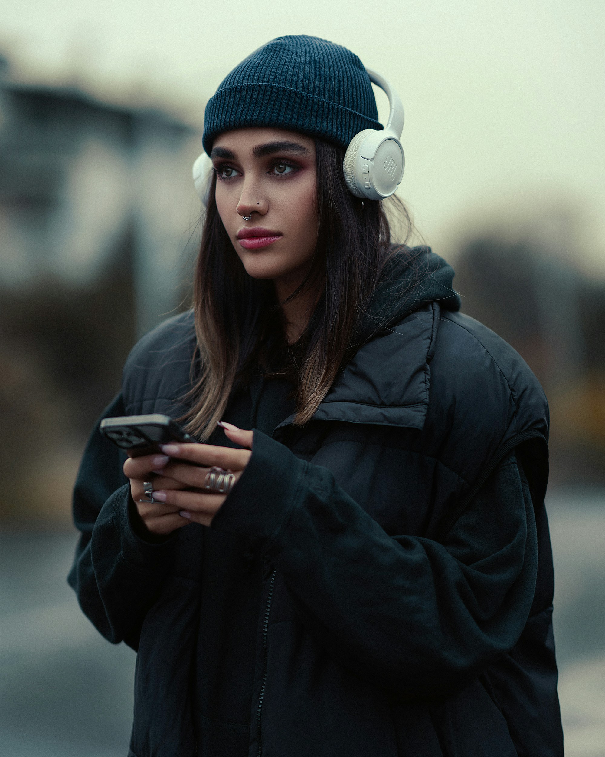 A young woman with headphones on | Source: Unsplash