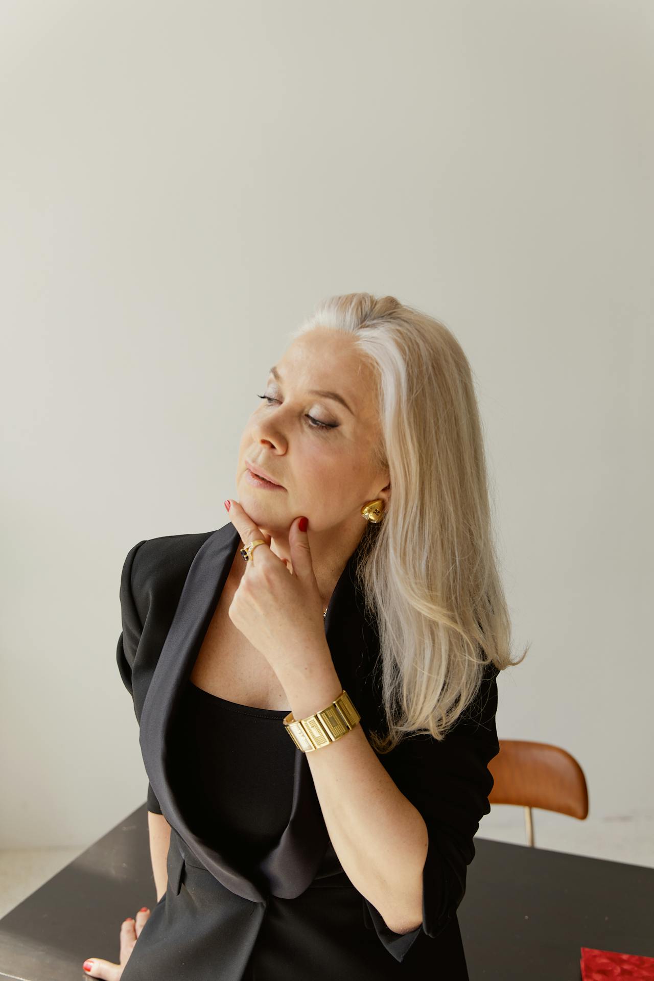 An elderly woman leaning on a desk | Source: Pexels