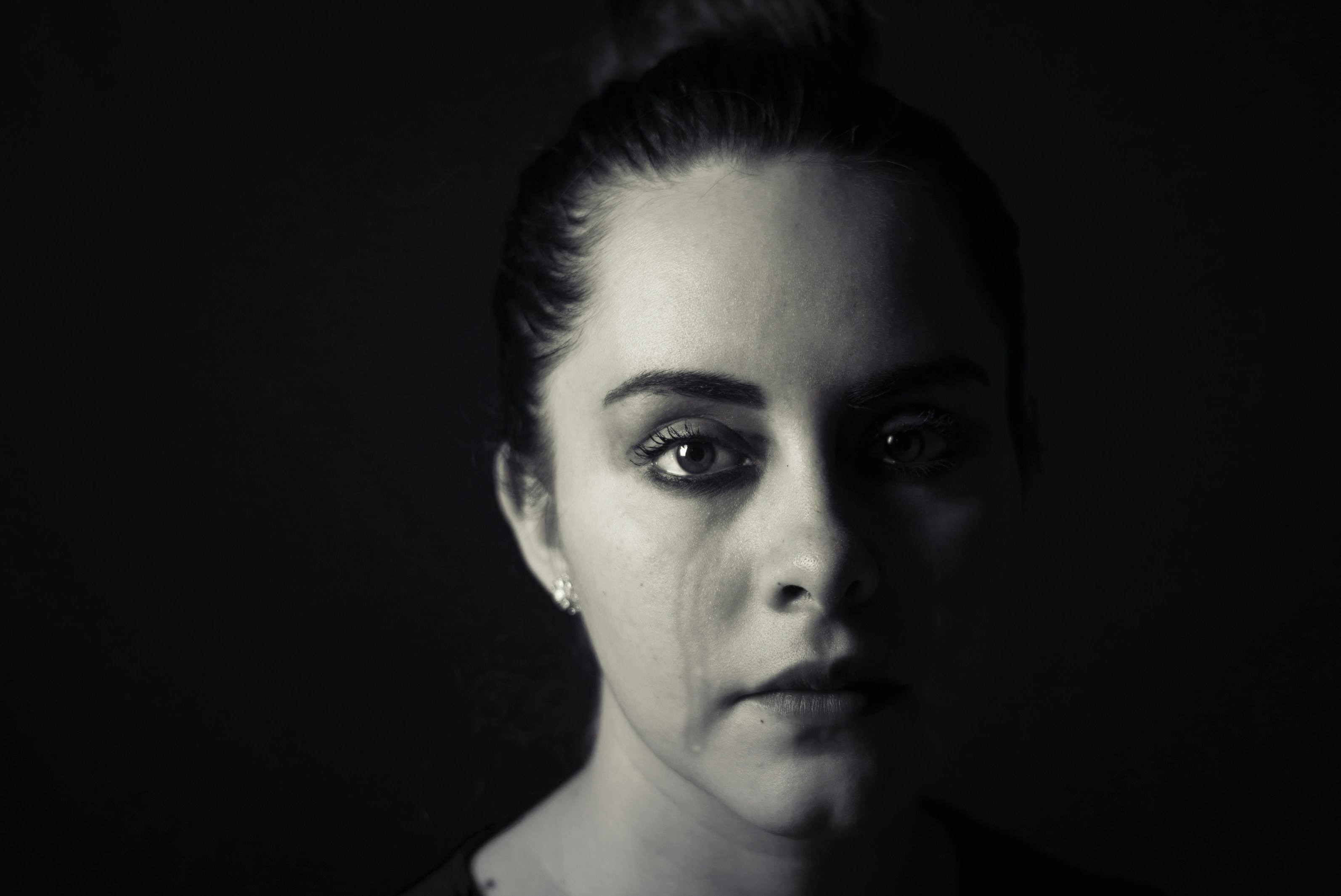 A close up of a crying woman | Source: Unsplash