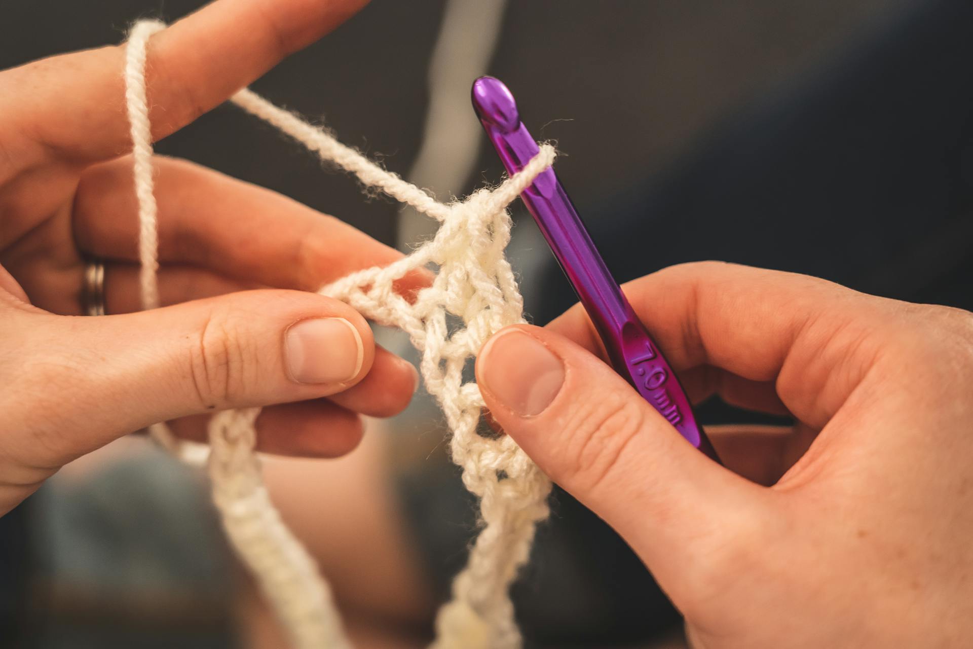 A person crocheting | Source: Pexels
