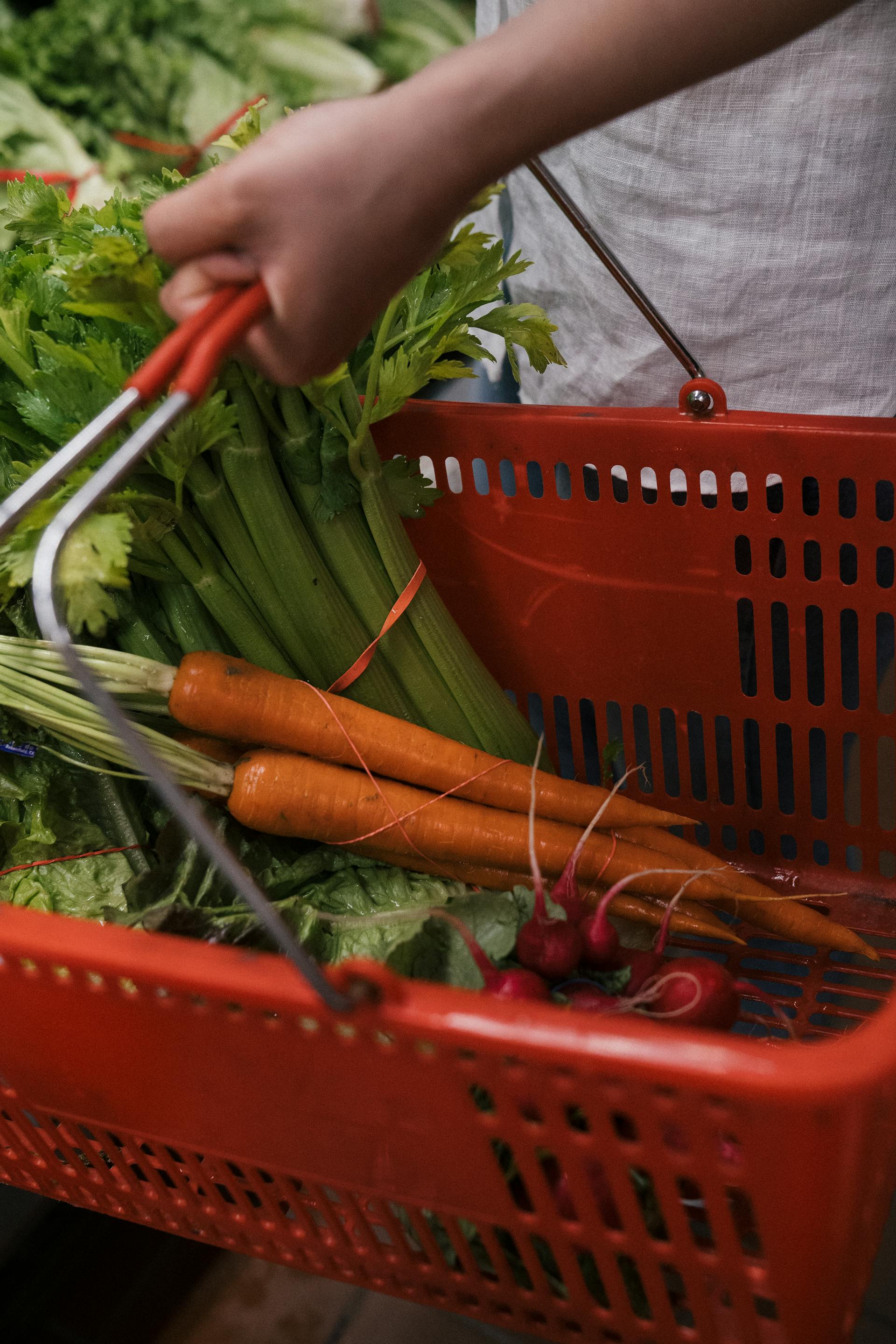 A person holding a basket | Source: Pexels