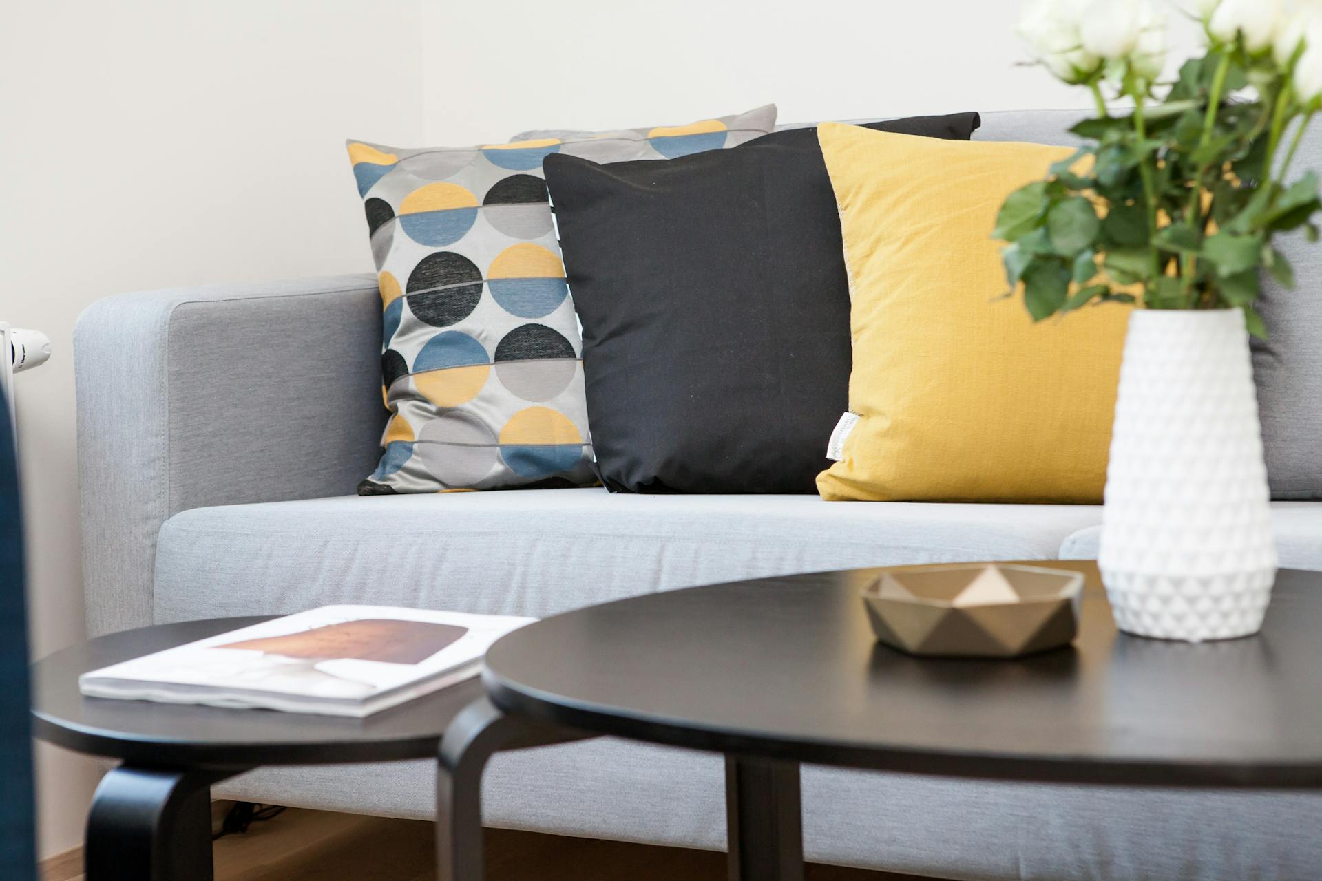 A couch in a living room | Source: Pexels