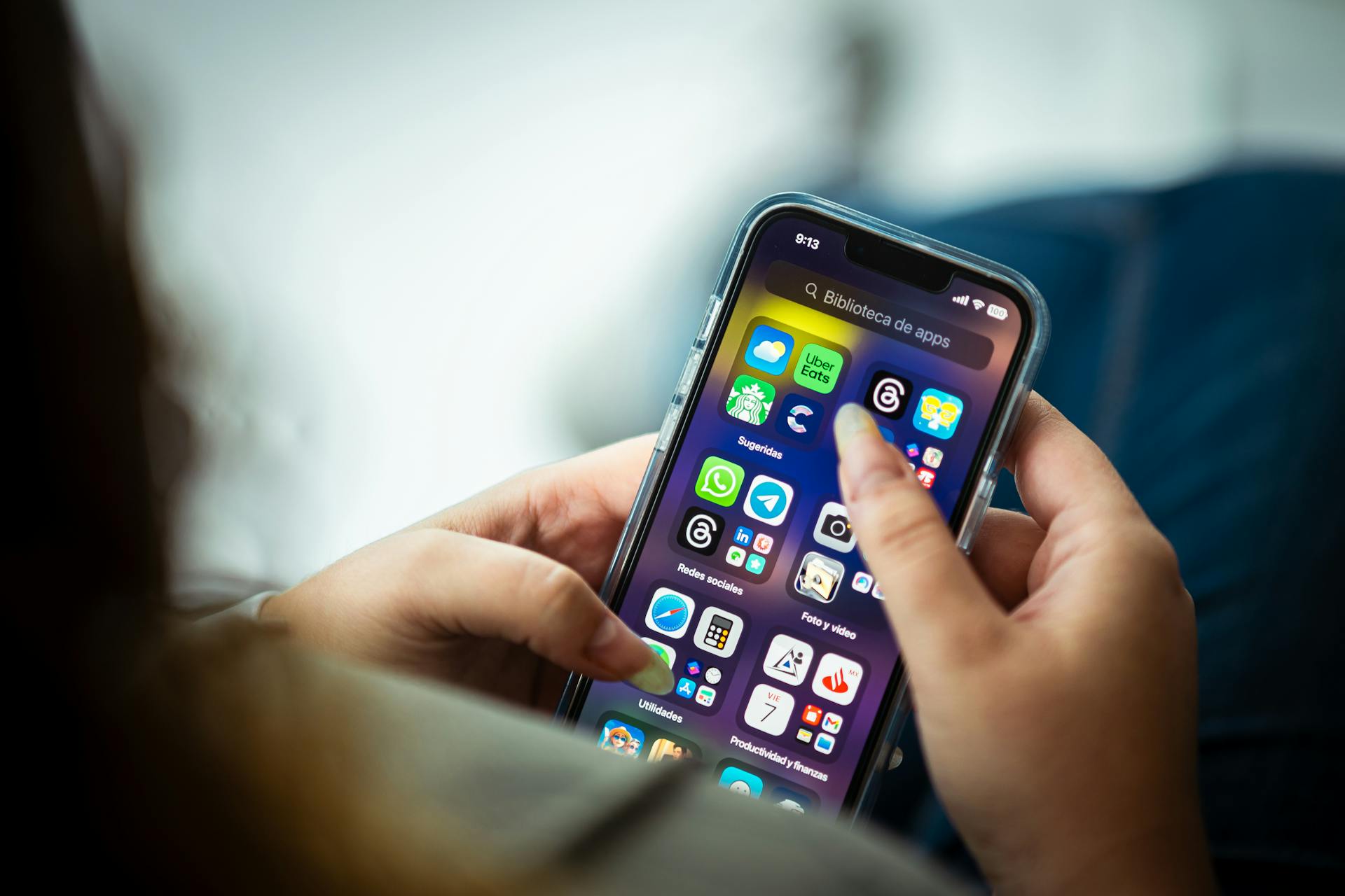 Close-up shot of a woman holding her phone | Source: Pexels