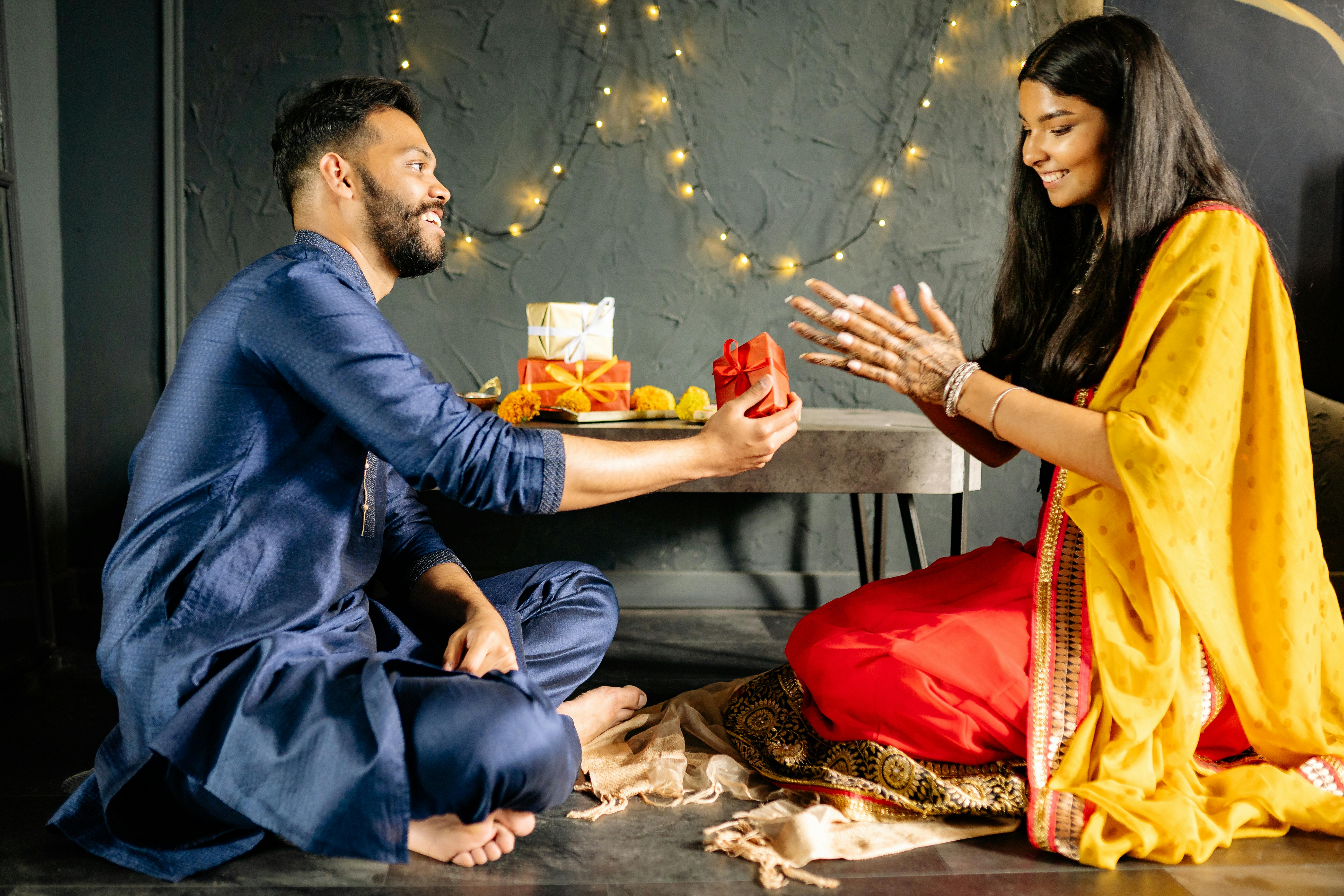 A man giving a woman a gift | Source: Pexels
