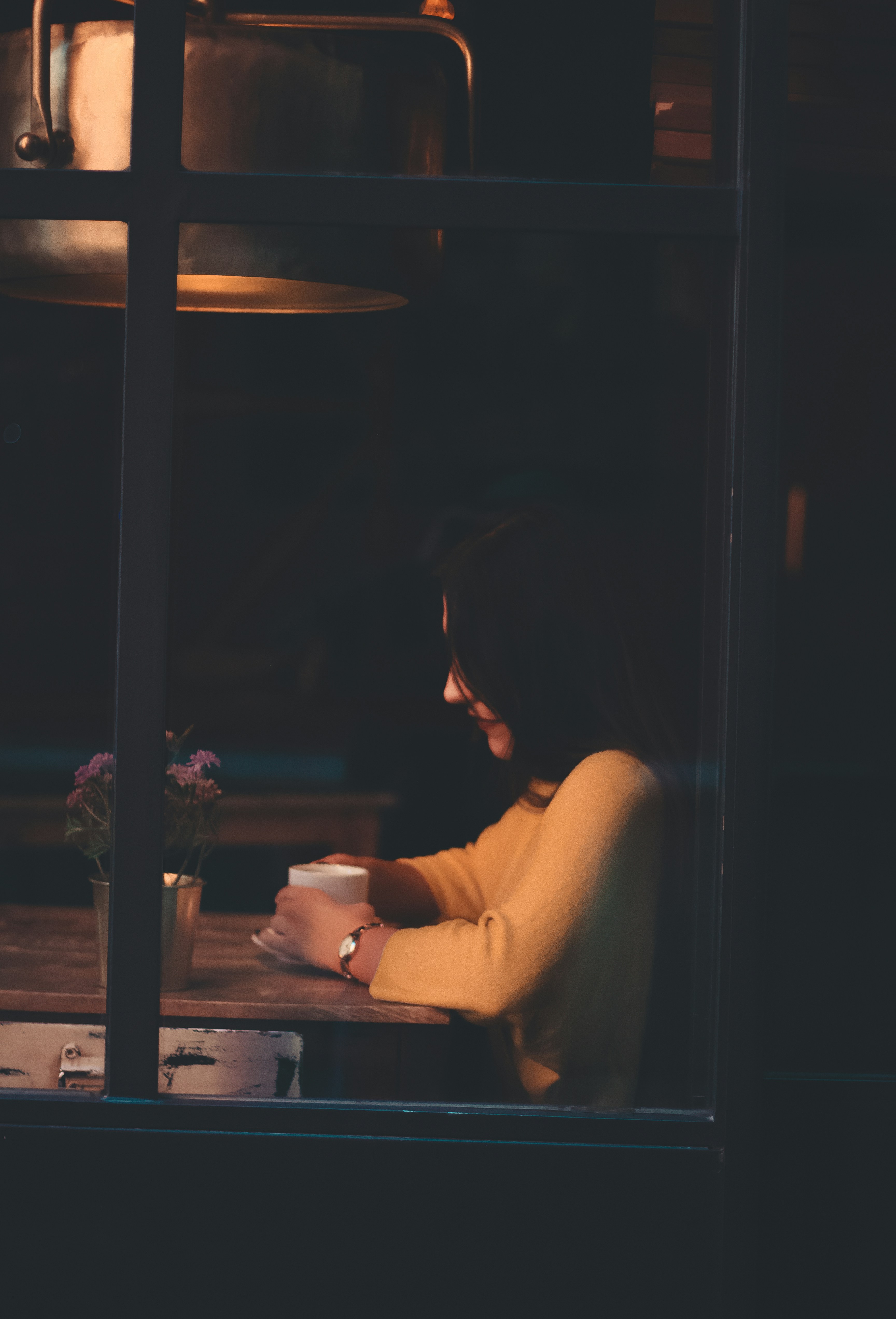 A woman sitting in a diner with a cup of coffee | Source: Unsplash