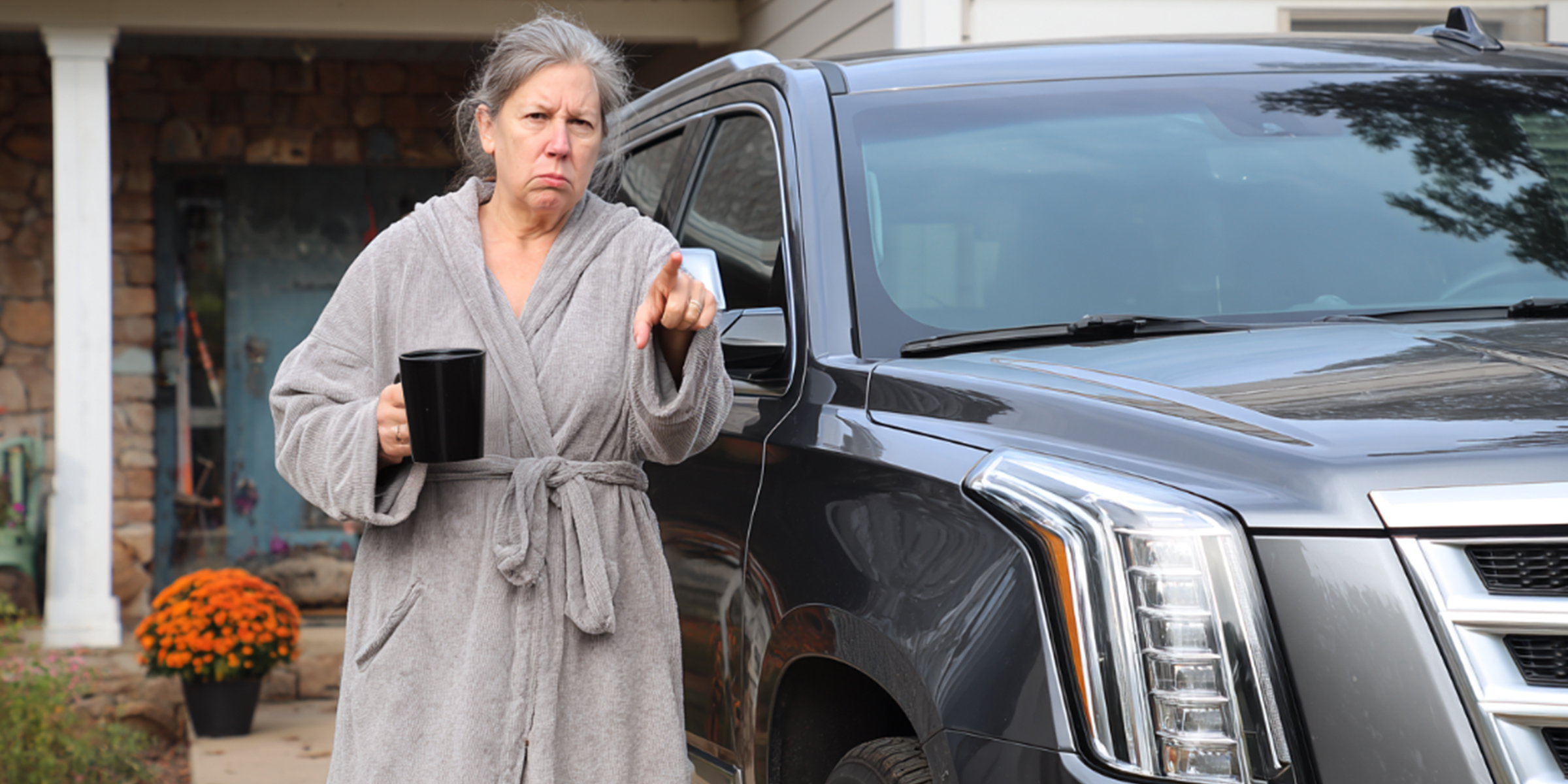 An angry woman pointing while standing next to a car | Source: Barabola