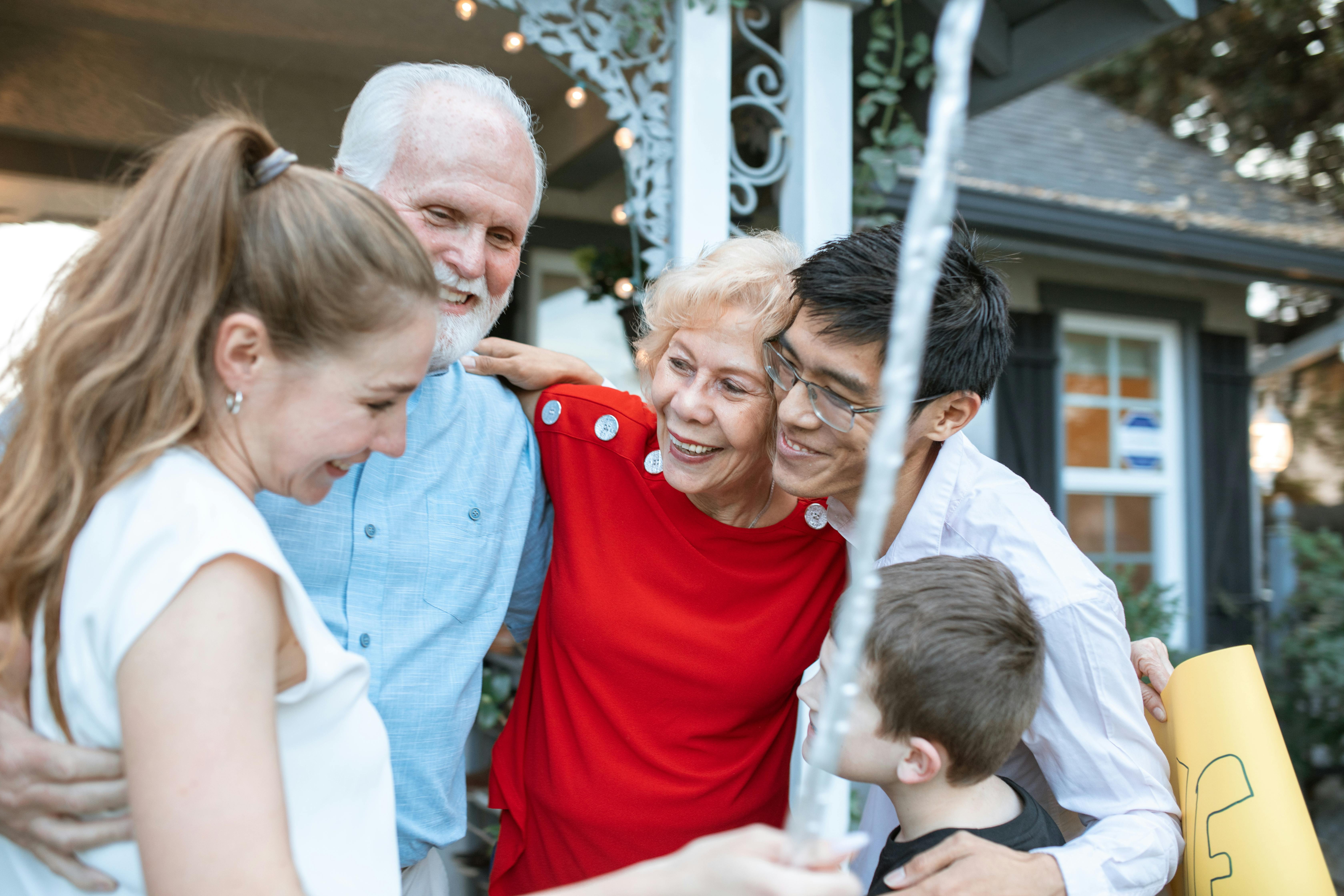 Family members pictured hugging | Source: Pexels