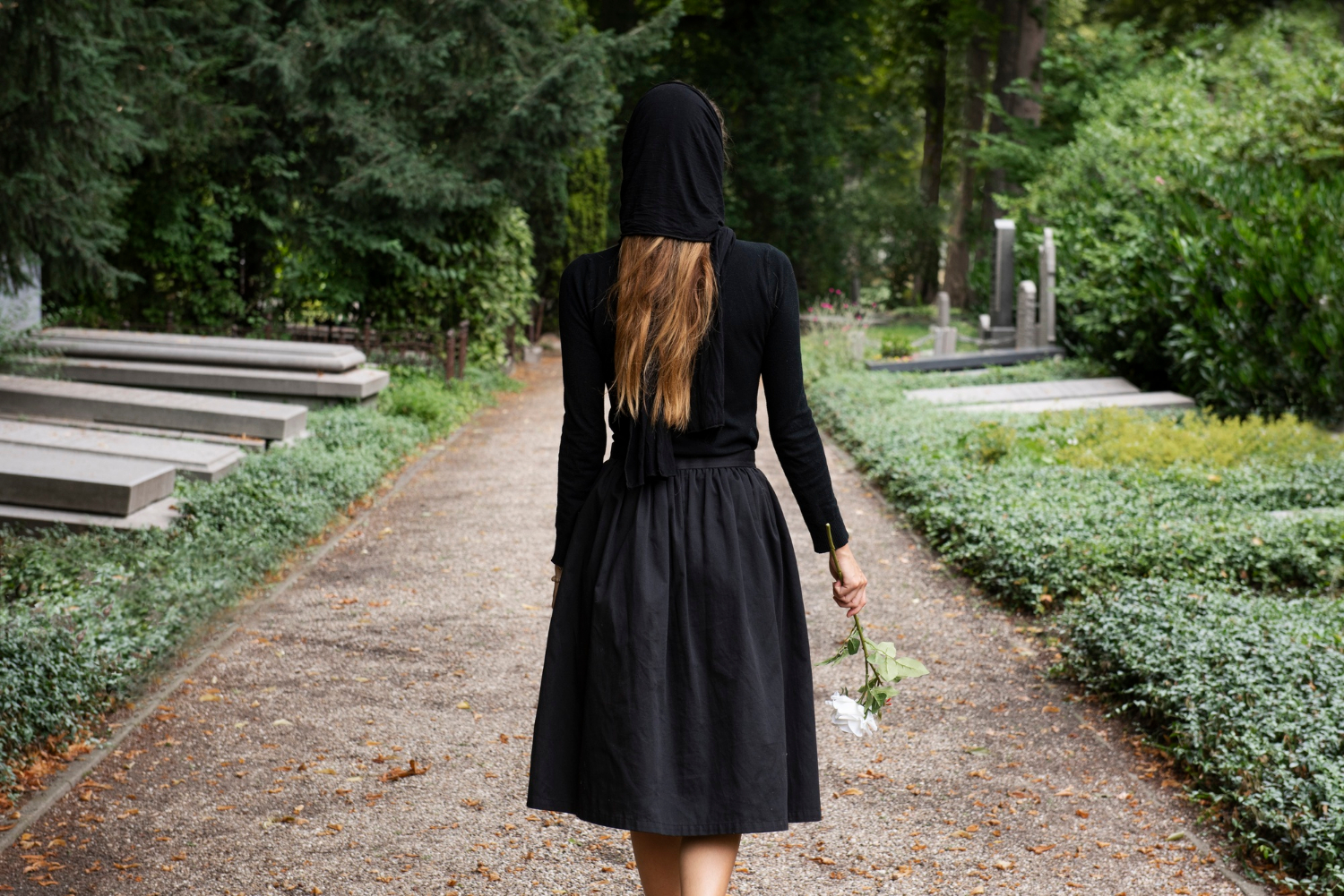 A woman in a cemetery | Source: Freepik