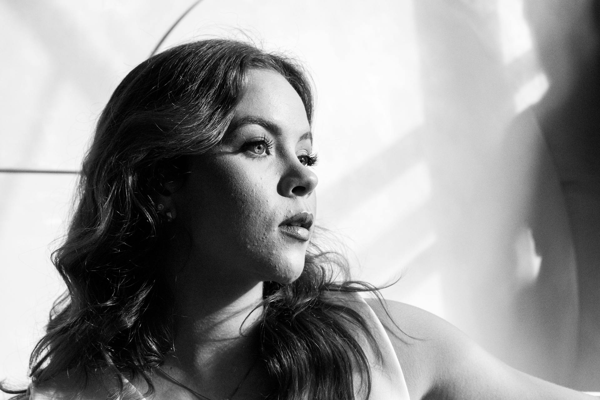 A woman staring at someone | Source: Pexels