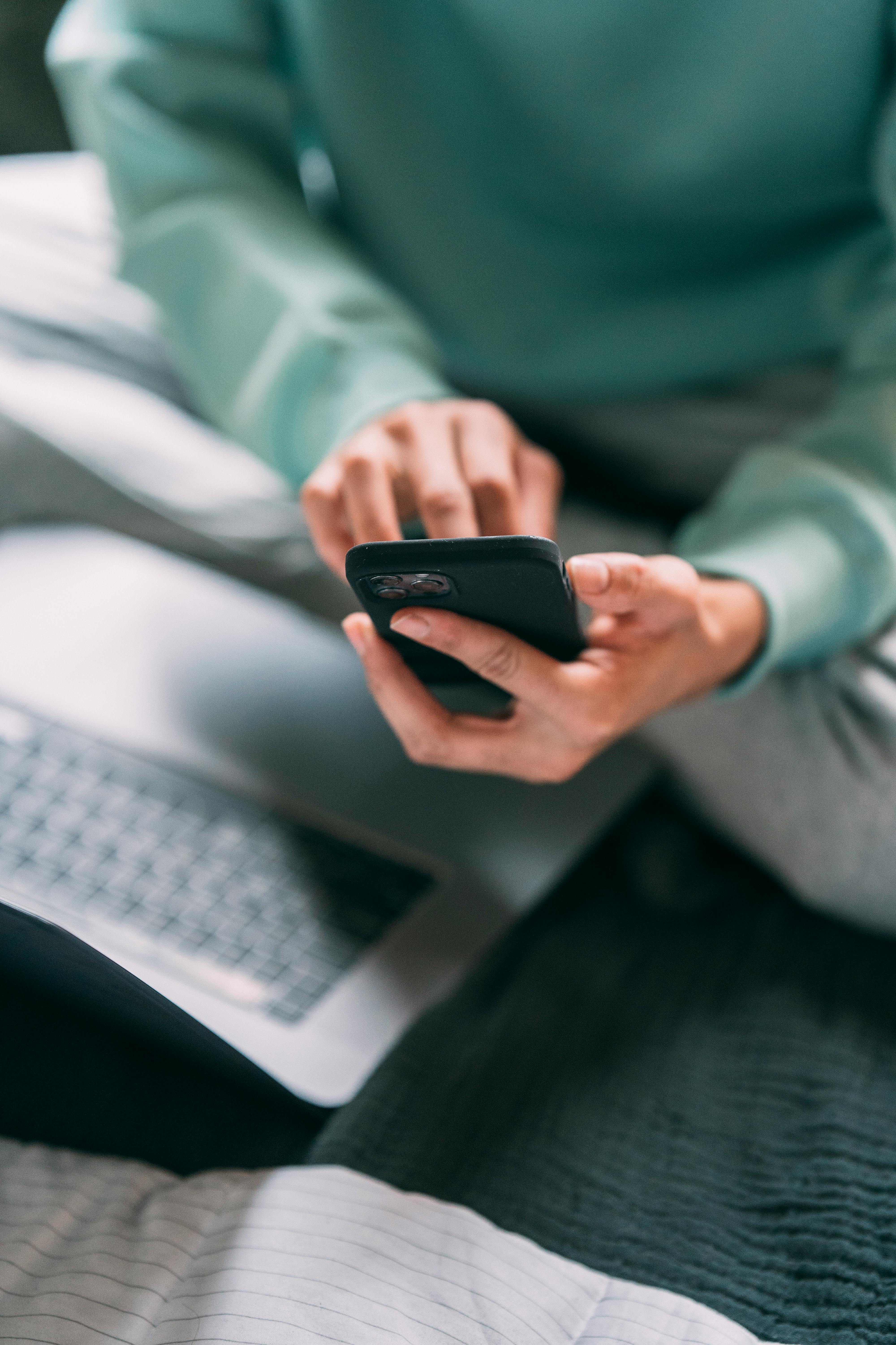 A man using a cellphone | Source: Pexels