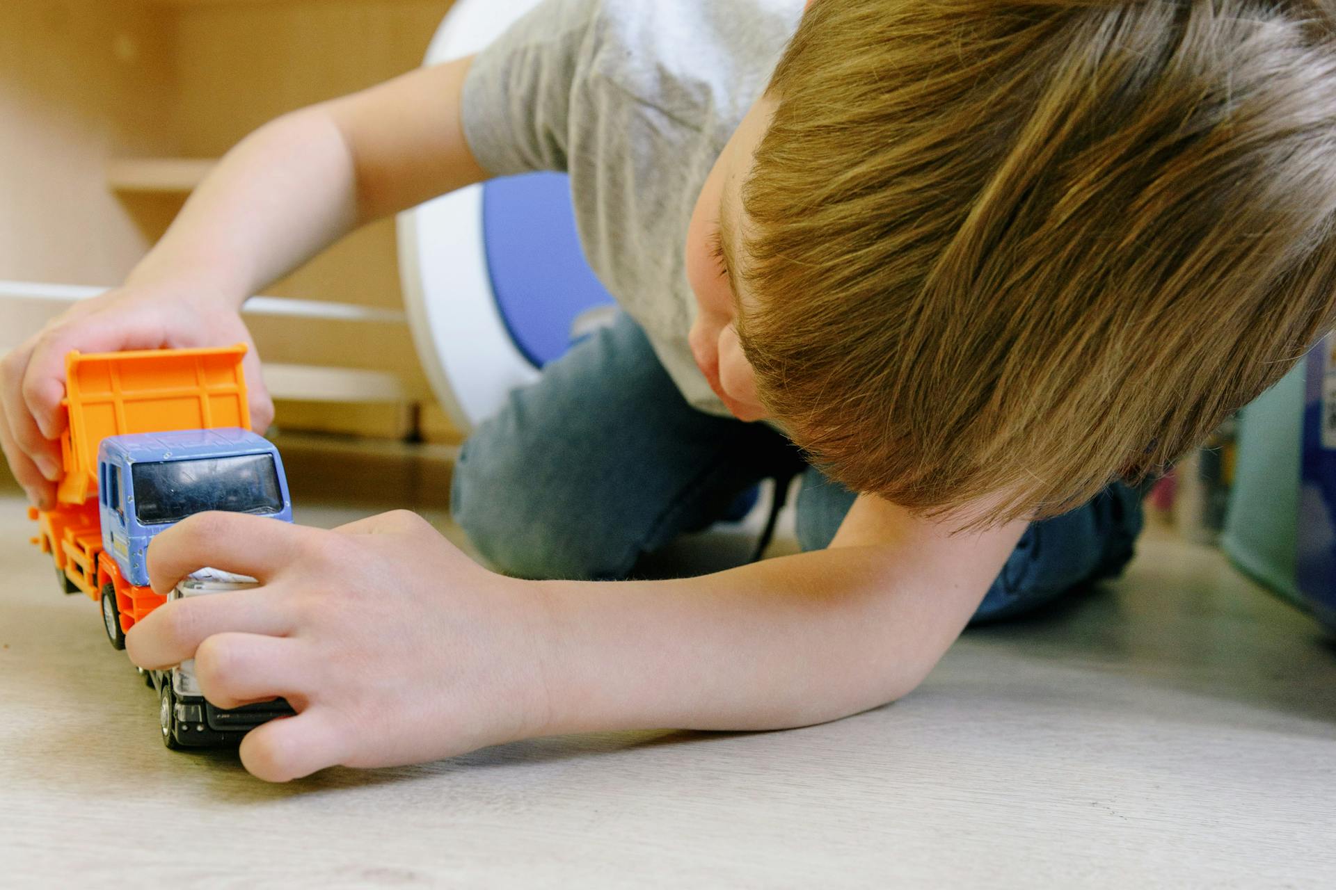 Boy playing with a toy truck | Source: Pexels