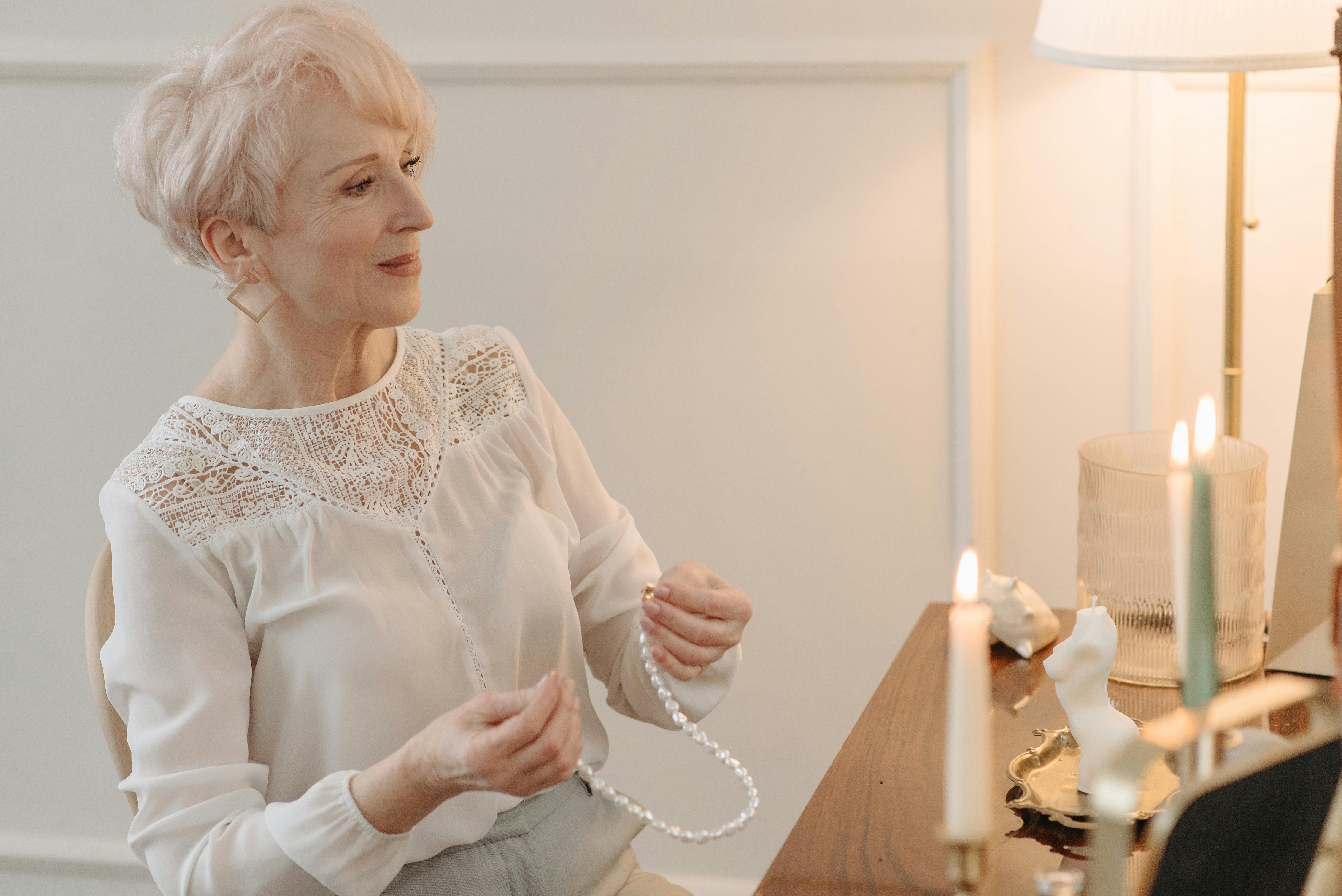 An old woman sitting at her dresser | Source: Pexels