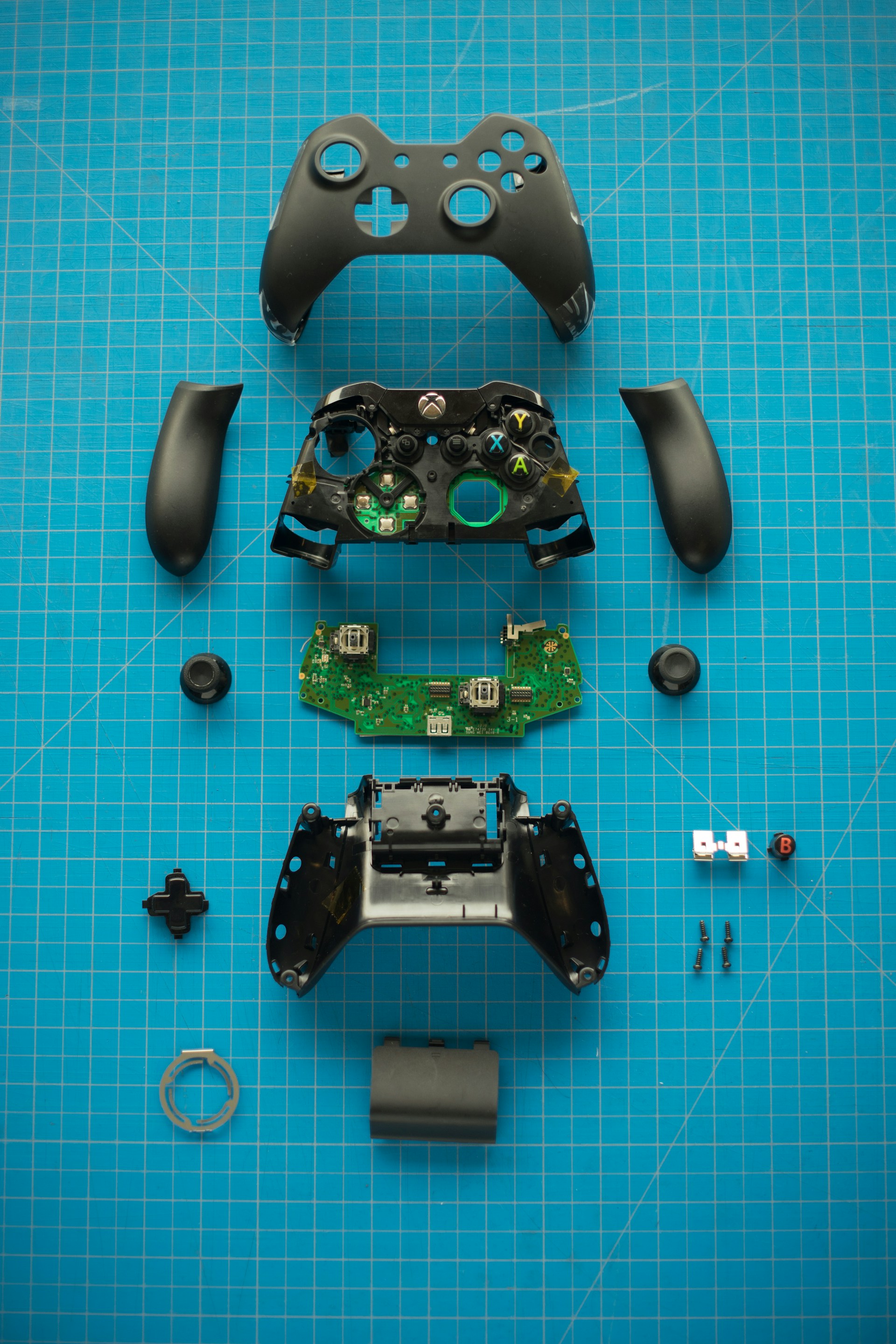 A game console remote lying in pieces | Source: Unsplash