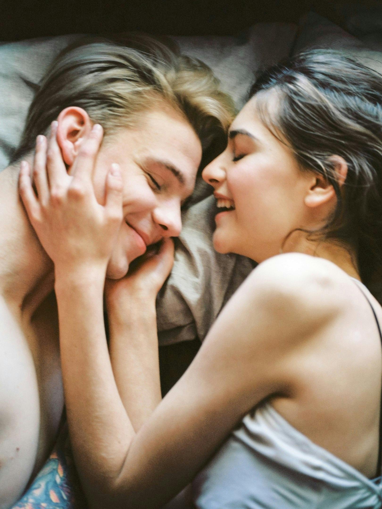 A couple laying on a bed | Source: Pexels