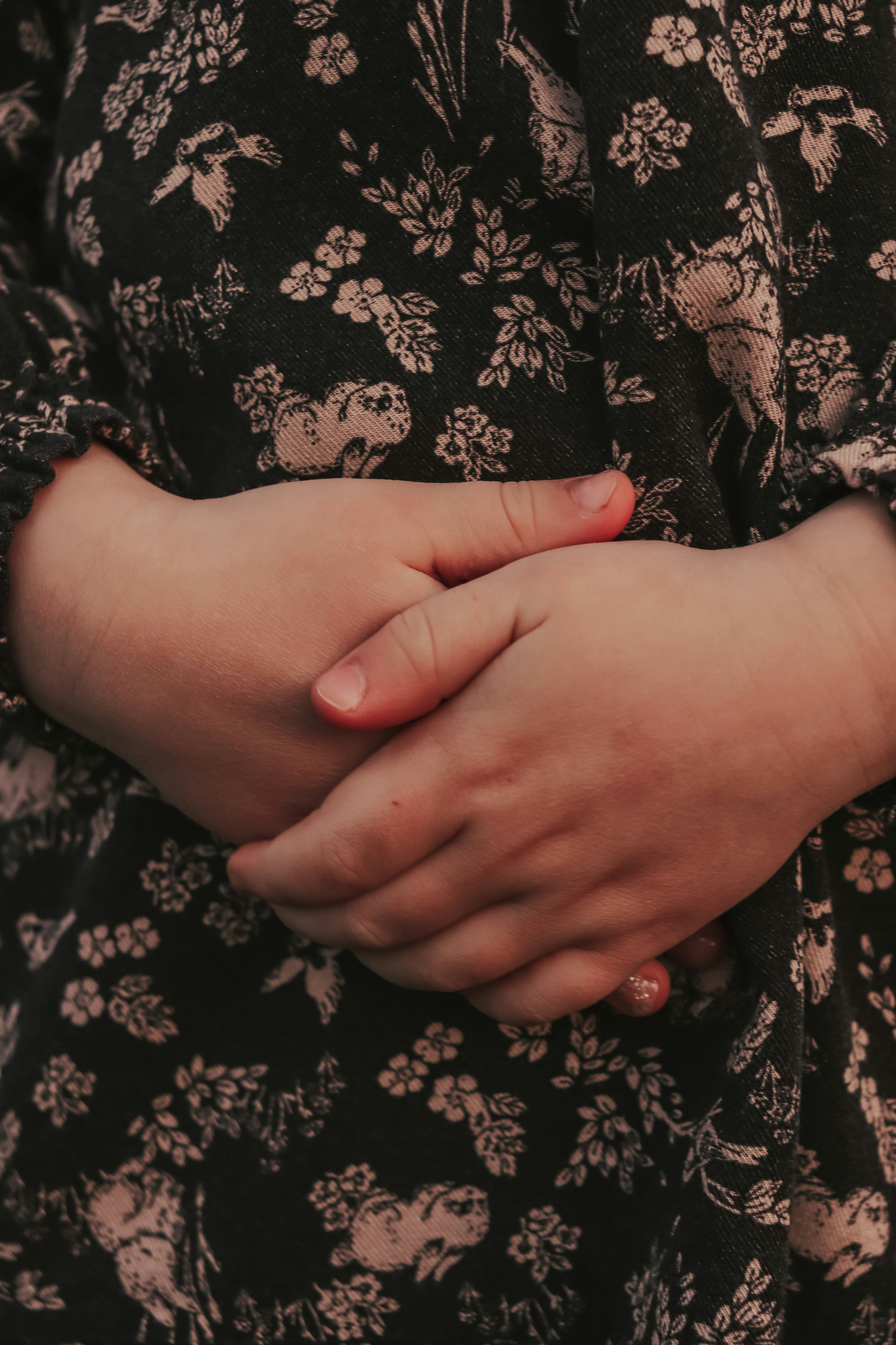 A woman holding her hands together | Source: Pexels