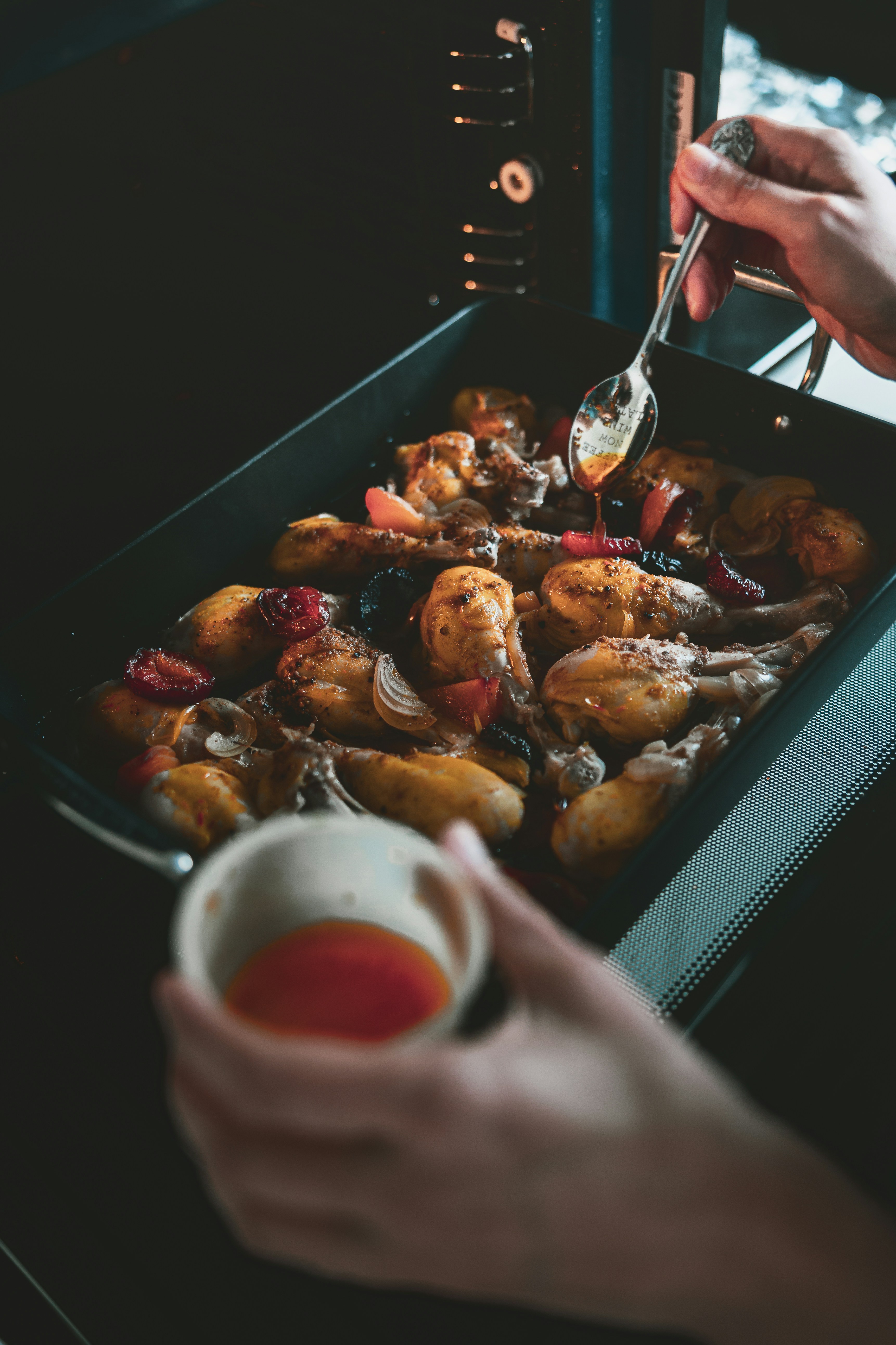 Uma pessoa ocupada na cozinha | Fonte: Unsplash