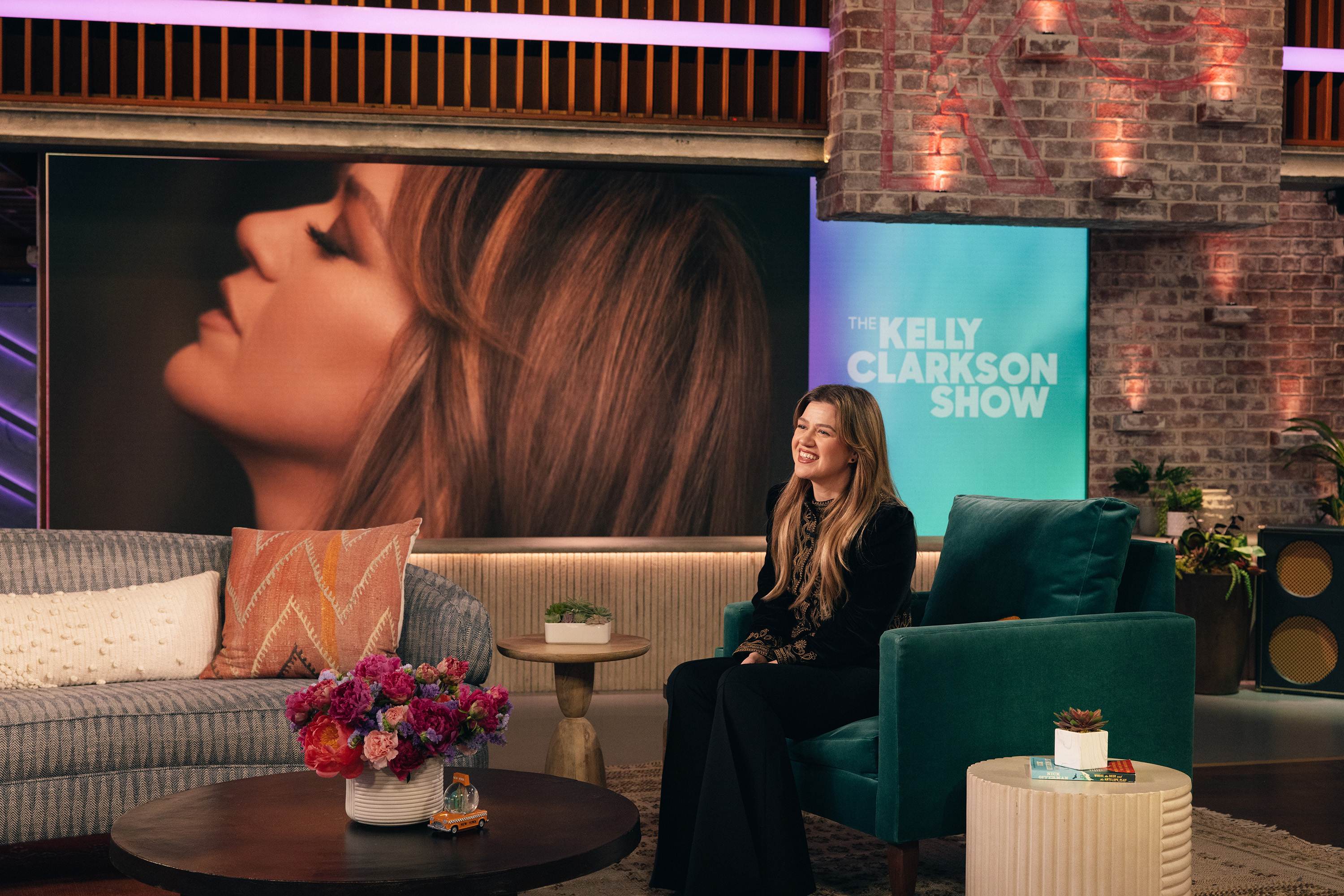 Kelly Clarkson on the set of "The Kelly Clarkson Show" on April 29, 2025. | Source: Getty Images