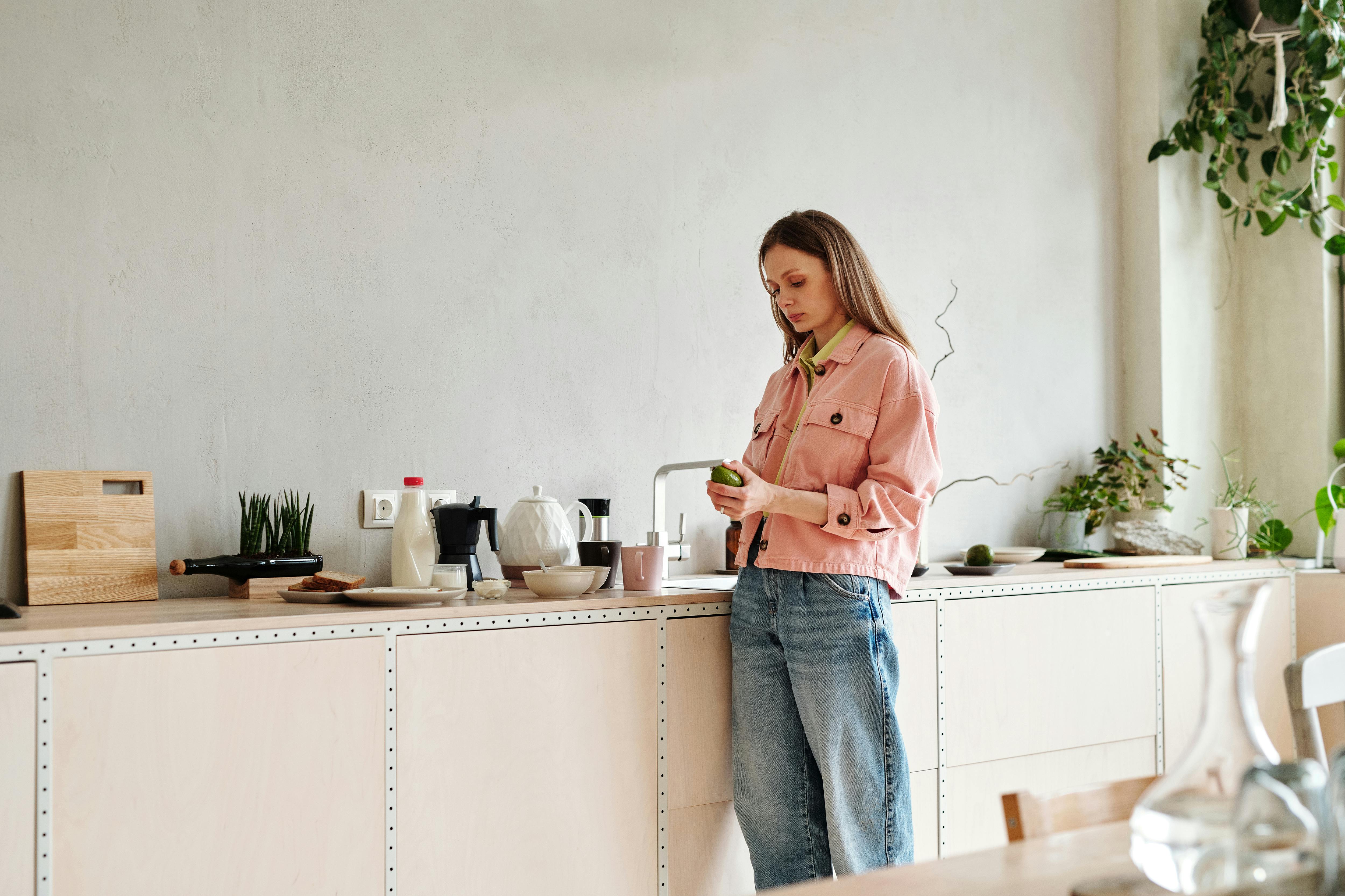 Woman standing in the kitchen | Source: Pexels