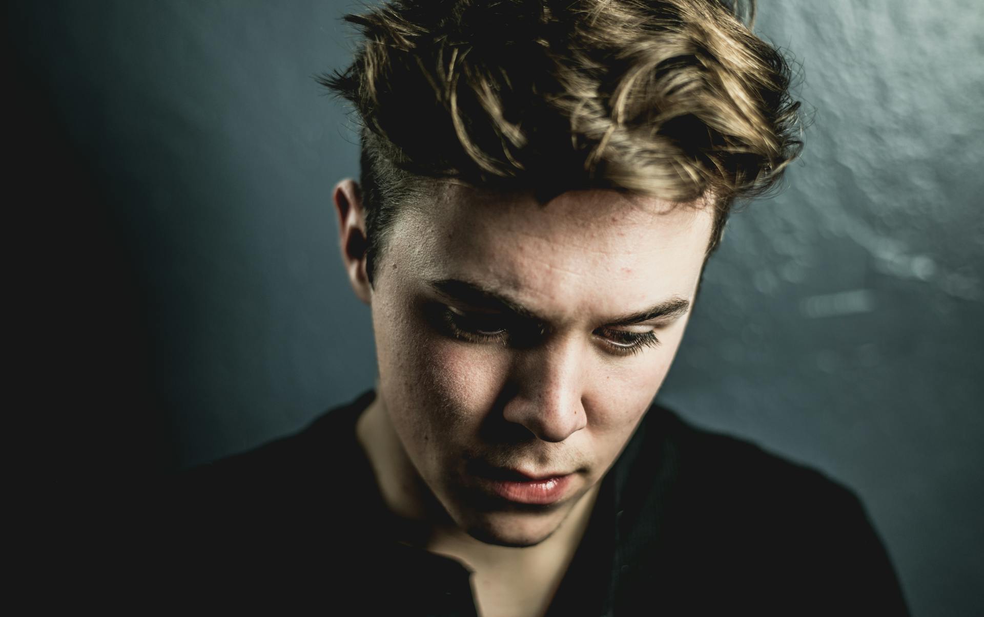 A shocked man hanging his head | Source: Pexels