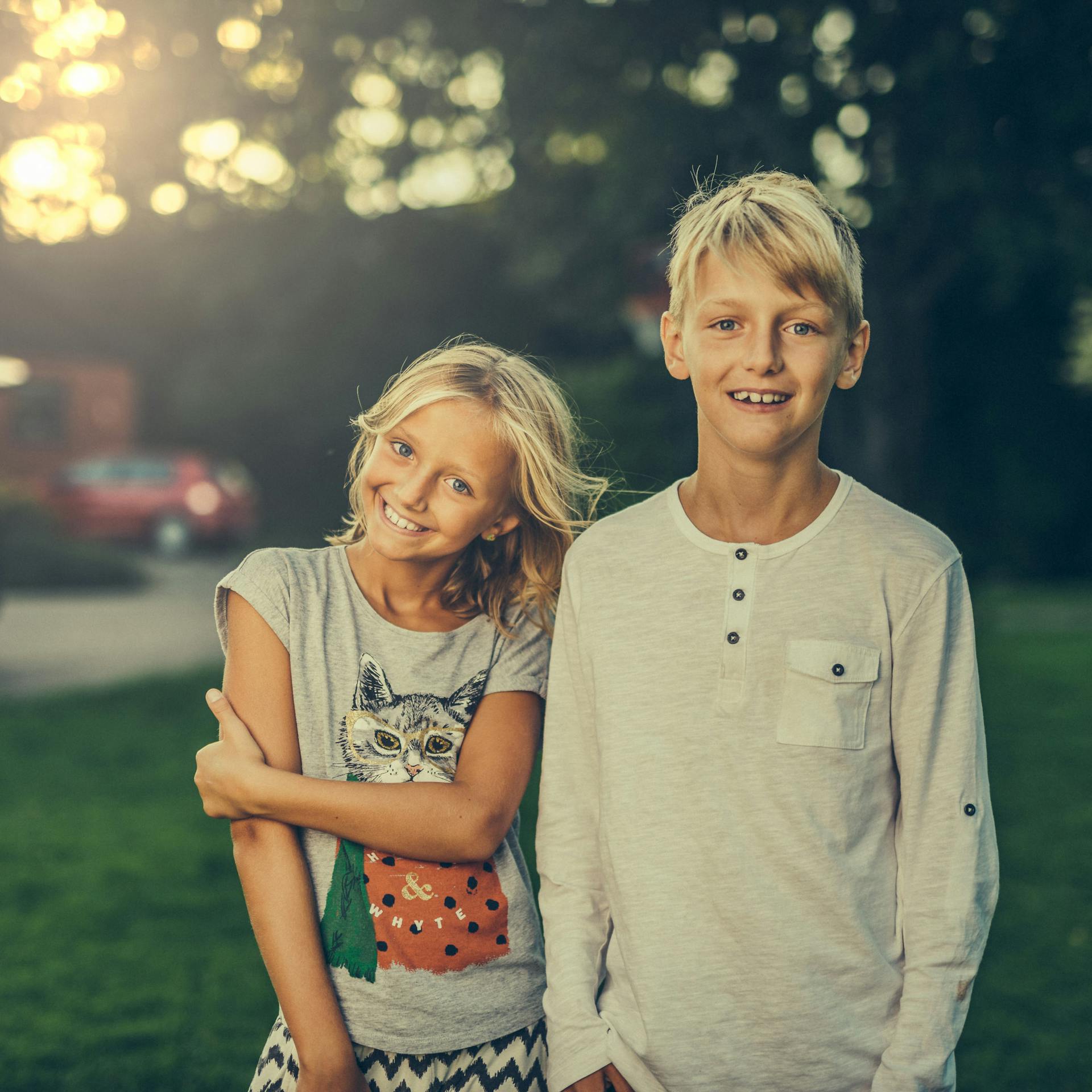 Two kids standing together | Source: Pexels